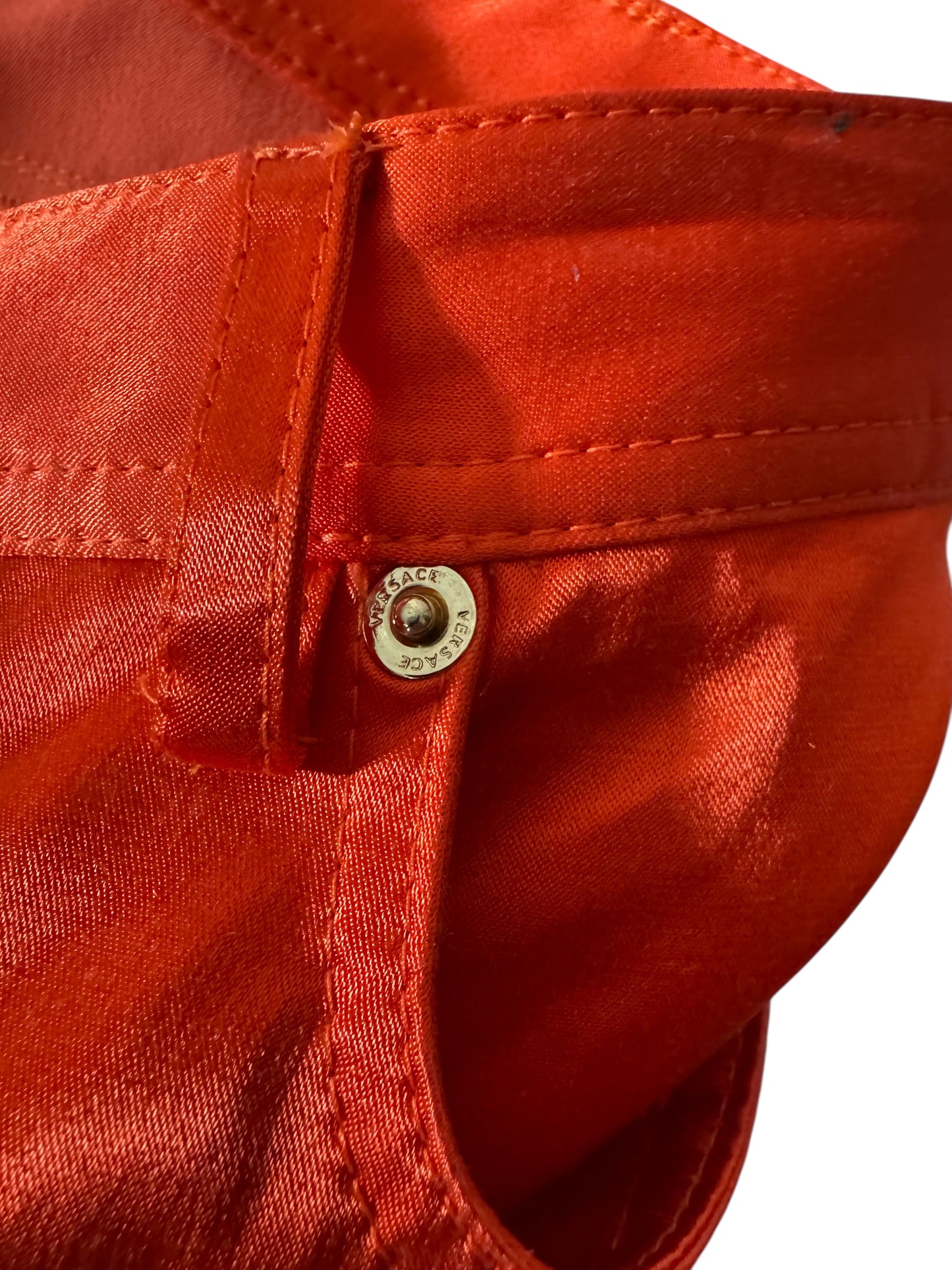 Pantaloni rossi satinati Versace con spacchi laterali e bottoni Medusa – Taglia 38