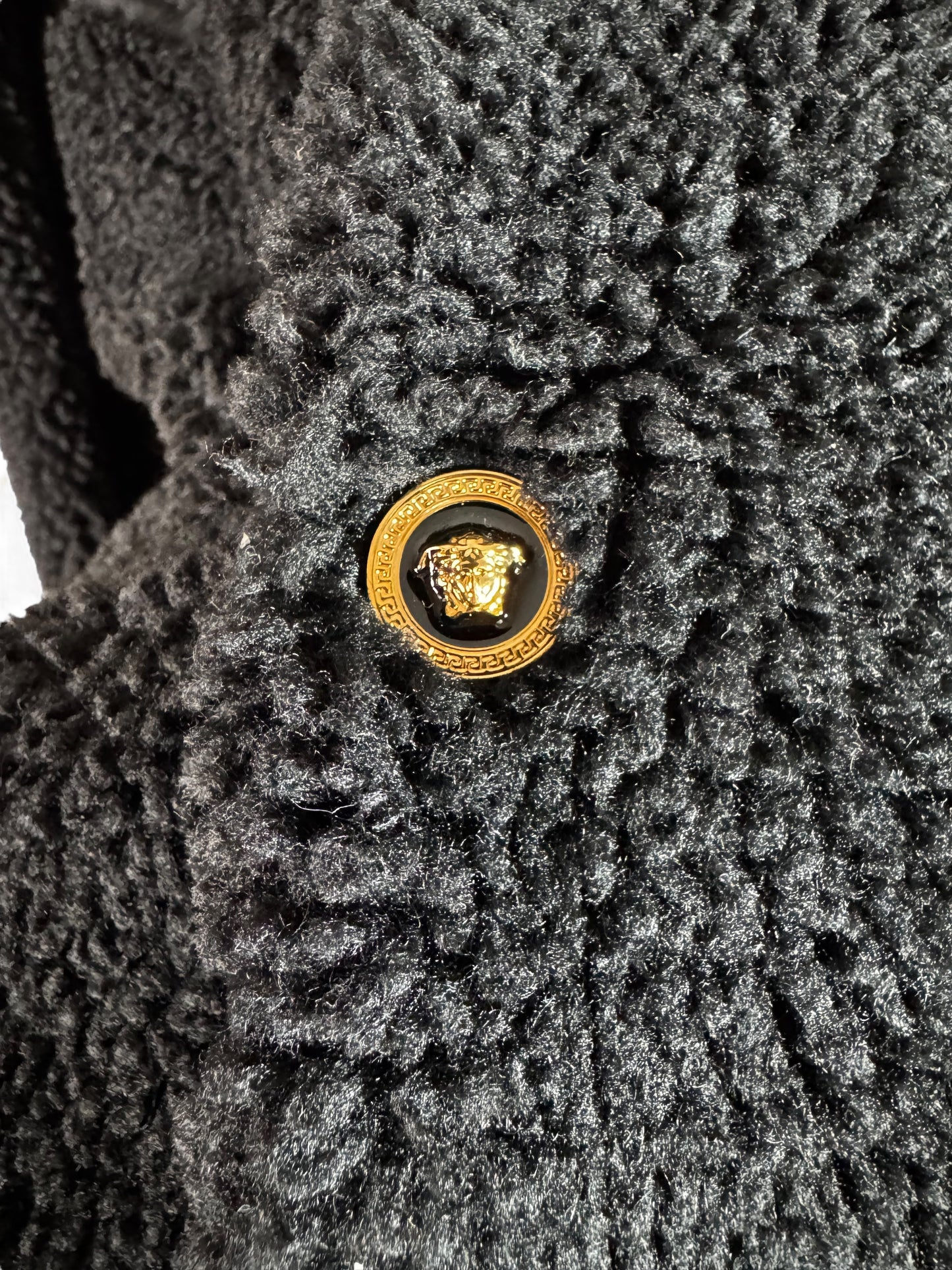 Giacca Versace nera in eco shearling con inserti jacquard
