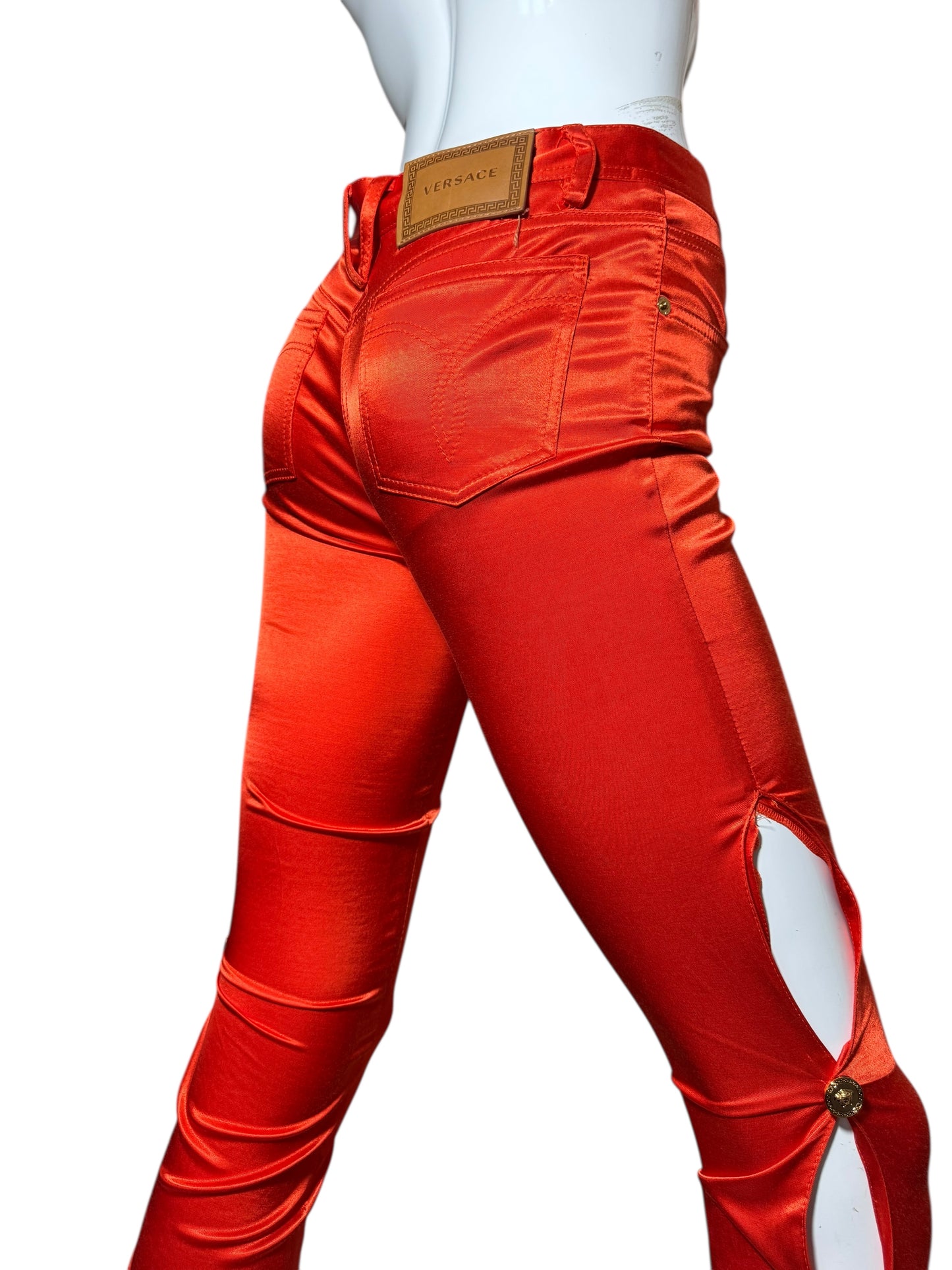 Pantaloni rossi satinati Versace con spacchi laterali e bottoni Medusa – Taglia 38