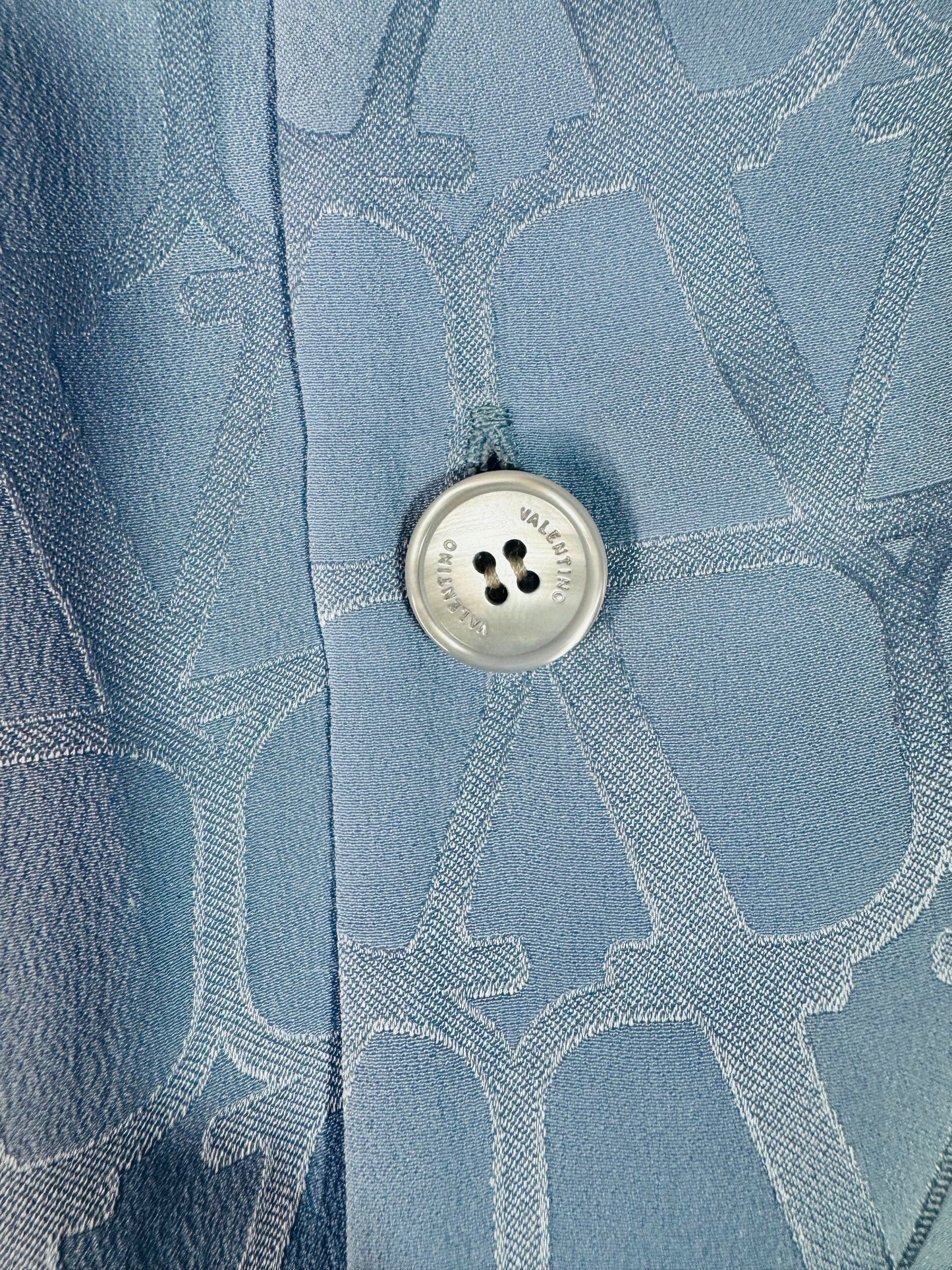 Valentino camicia seta azzurra con monogramma V logo tono su tono TG 46