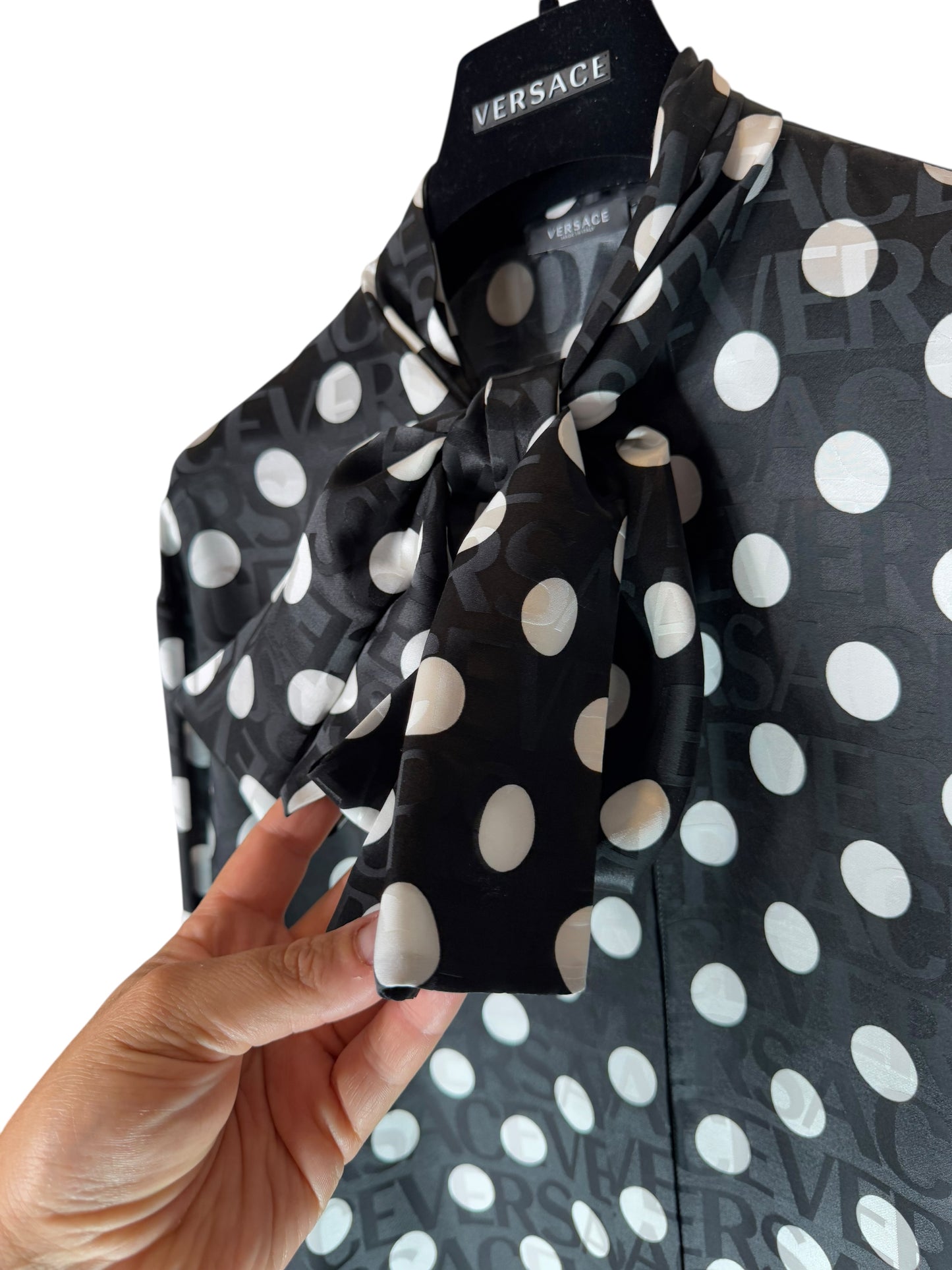 Camicia Versace pois con fiocco e logo jacquard nero bianco TG 38
