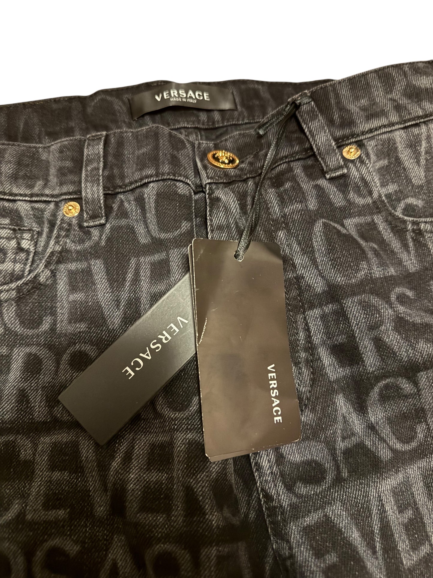 Versace – Jeans in Denim con Monogram All-Over