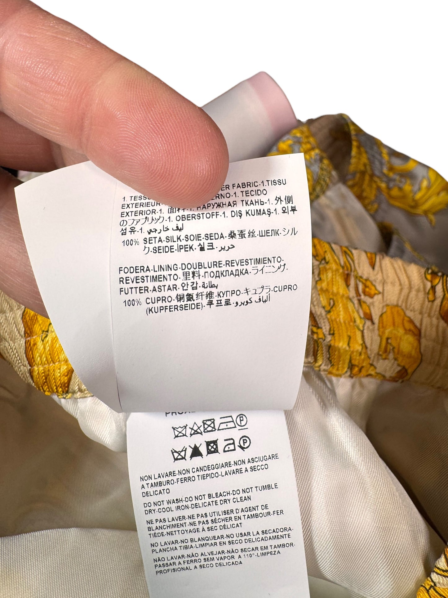 Shorts Versace in seta stampa barocca oro su bianco, nuovi con cartellino
