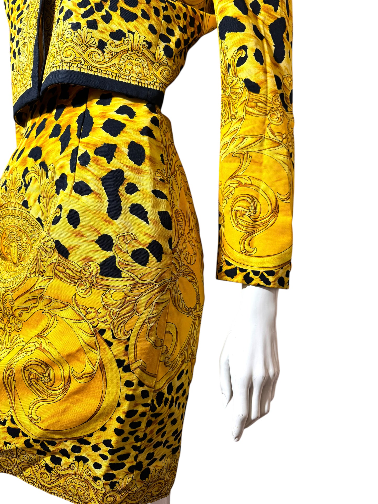 Completo vintage Istante by Gianni Versace anni ’90 – Giacca + Gonna con stampa barocca e animalier