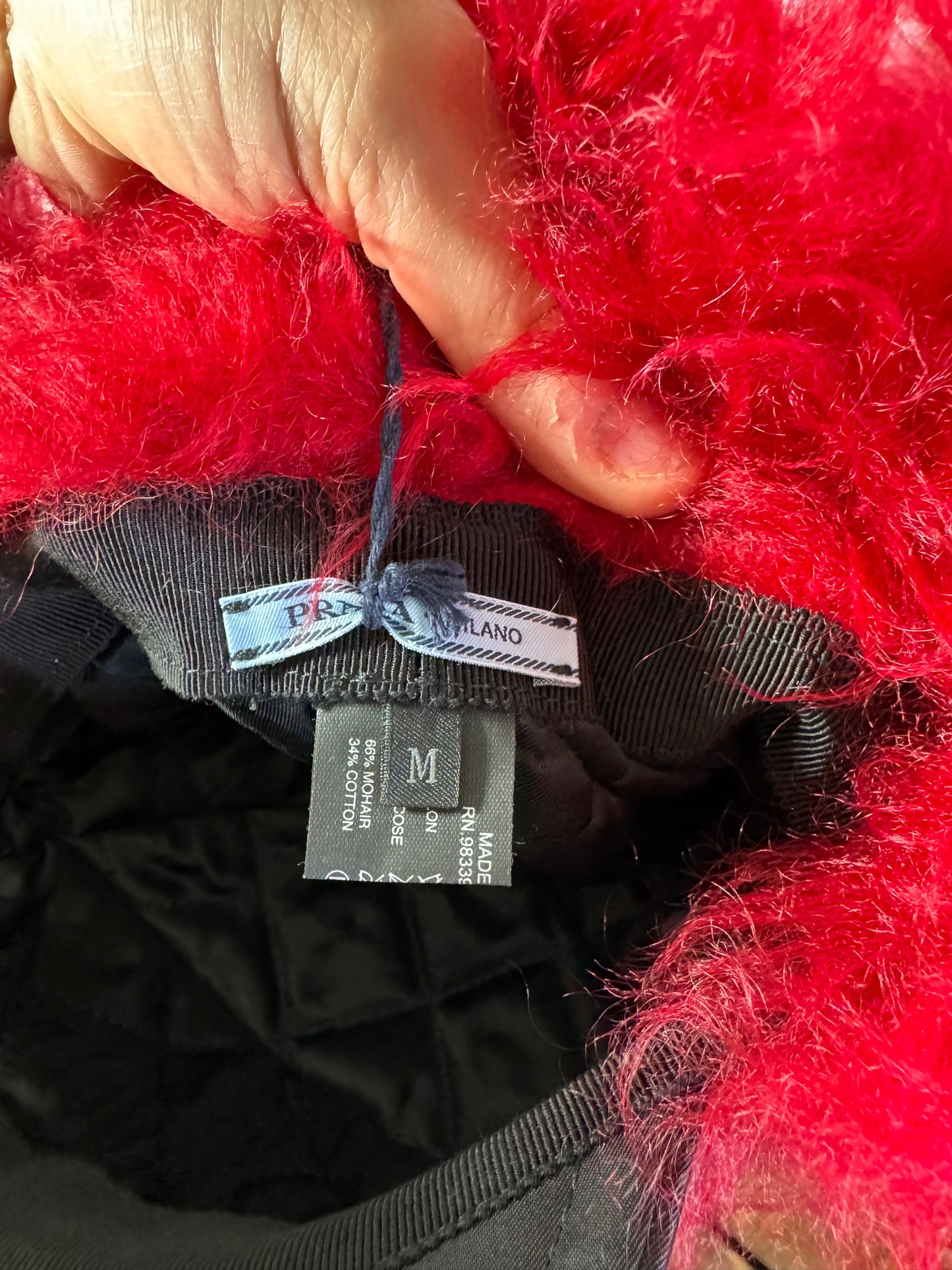 Cappello Prada con paraorecchie e pelliccia rossa, taglia M