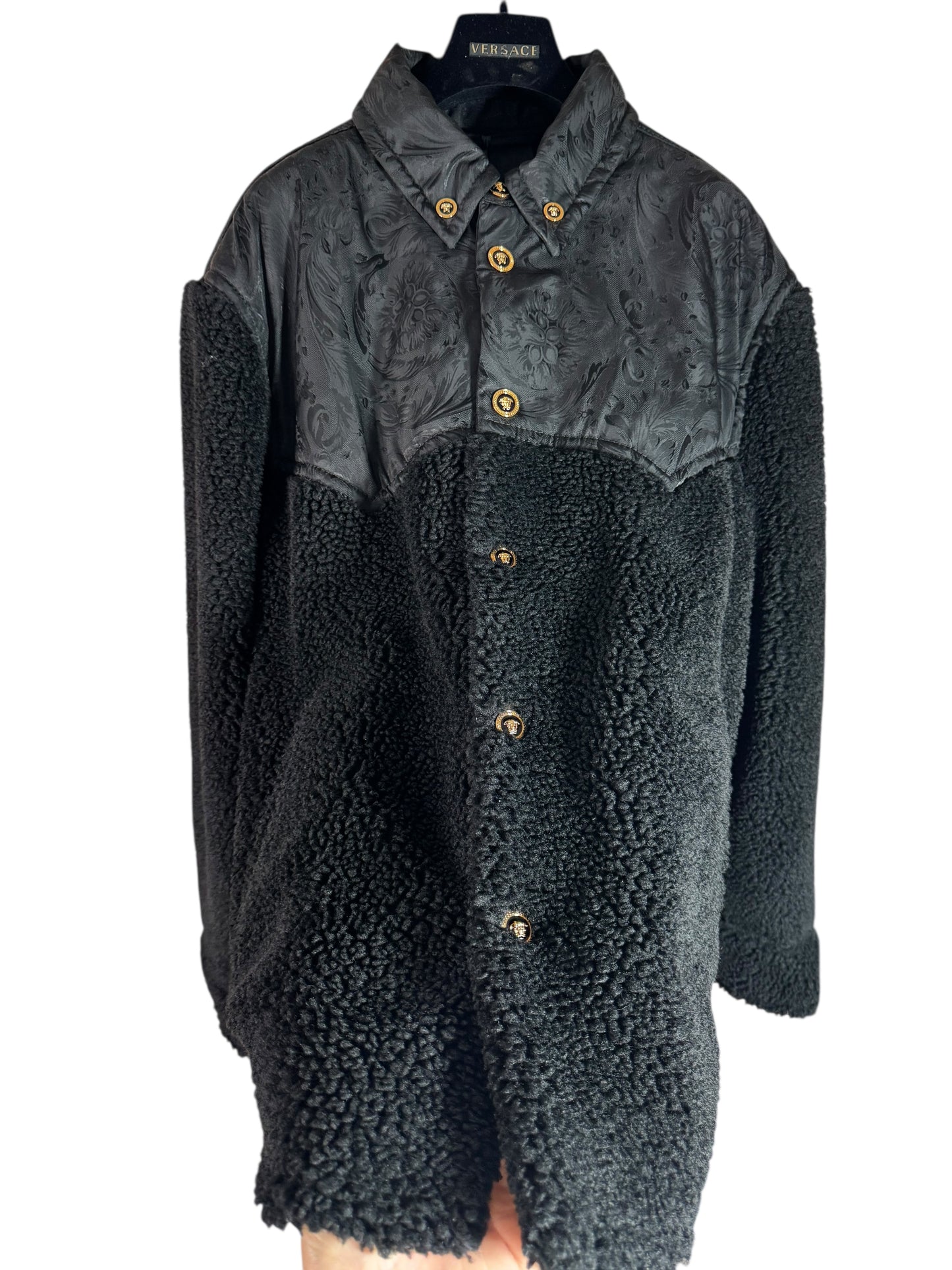 Giacca Versace nera in eco shearling con inserti jacquard