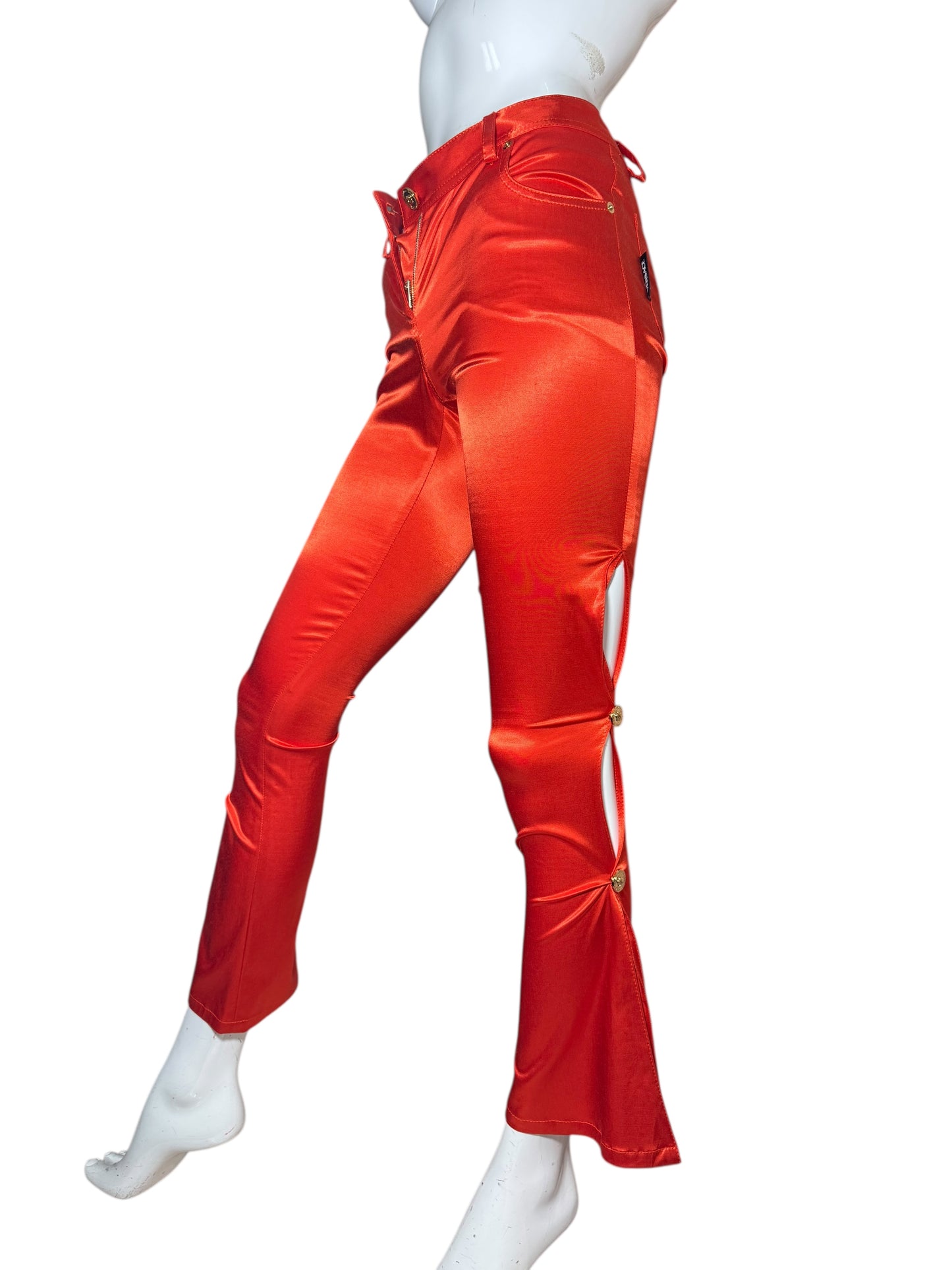 Pantaloni rossi satinati Versace con spacchi laterali e bottoni Medusa – Taglia 38