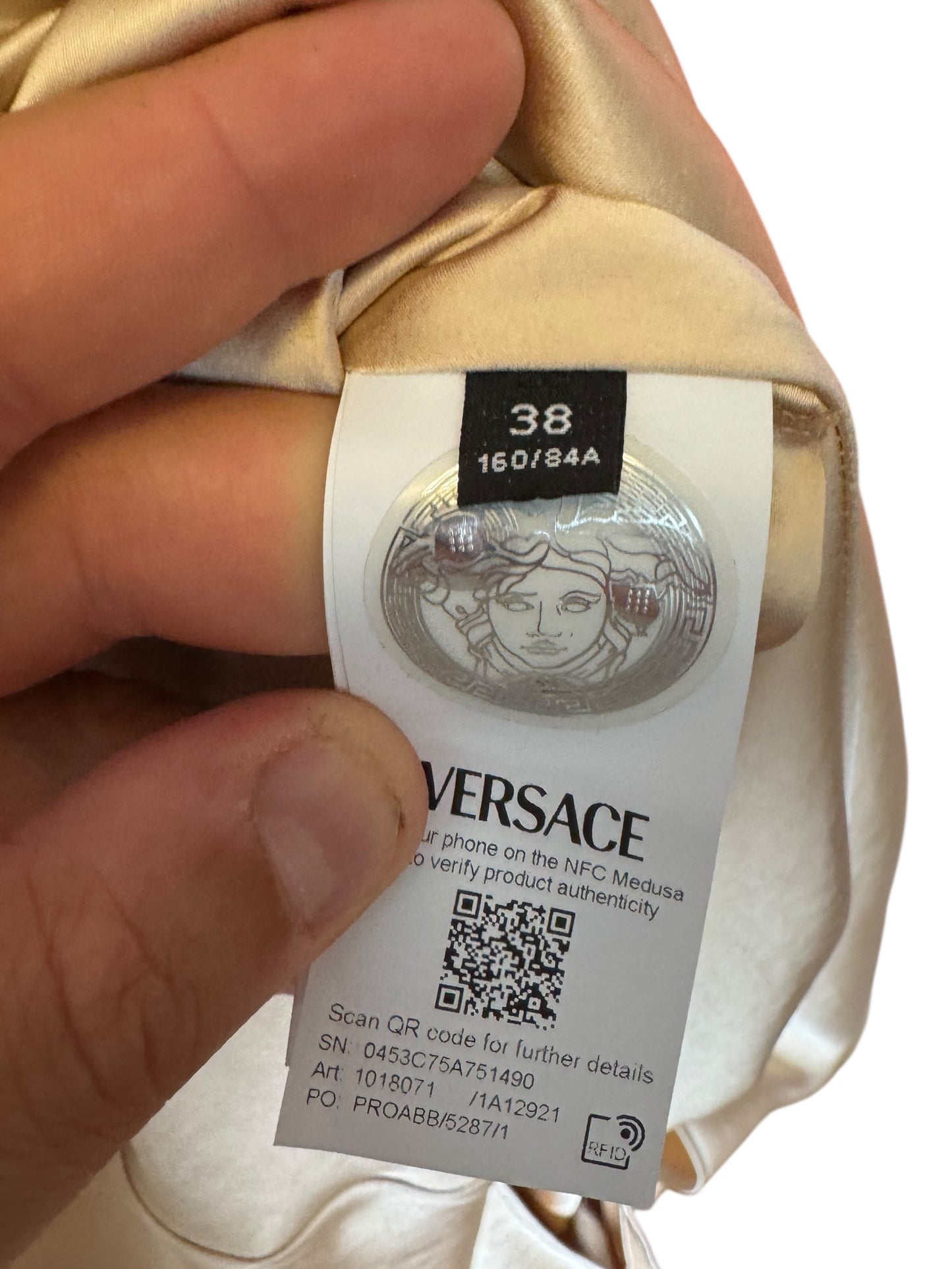 Vestito Versace in raso champagne con scollo drappeggiato e dettagli metallici