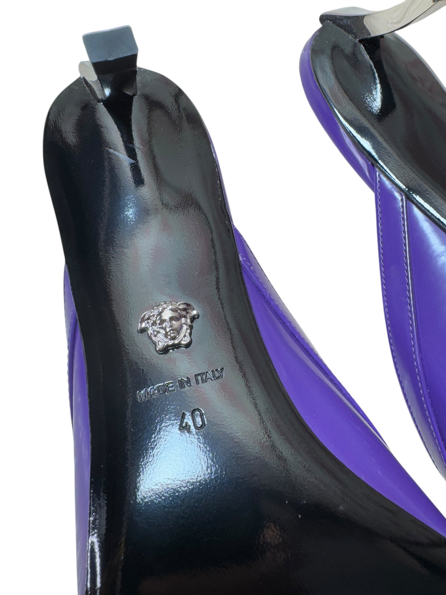 Versace Mules in Vernice Viola con Lacci e Tacco in Metallo – Taglia 40
