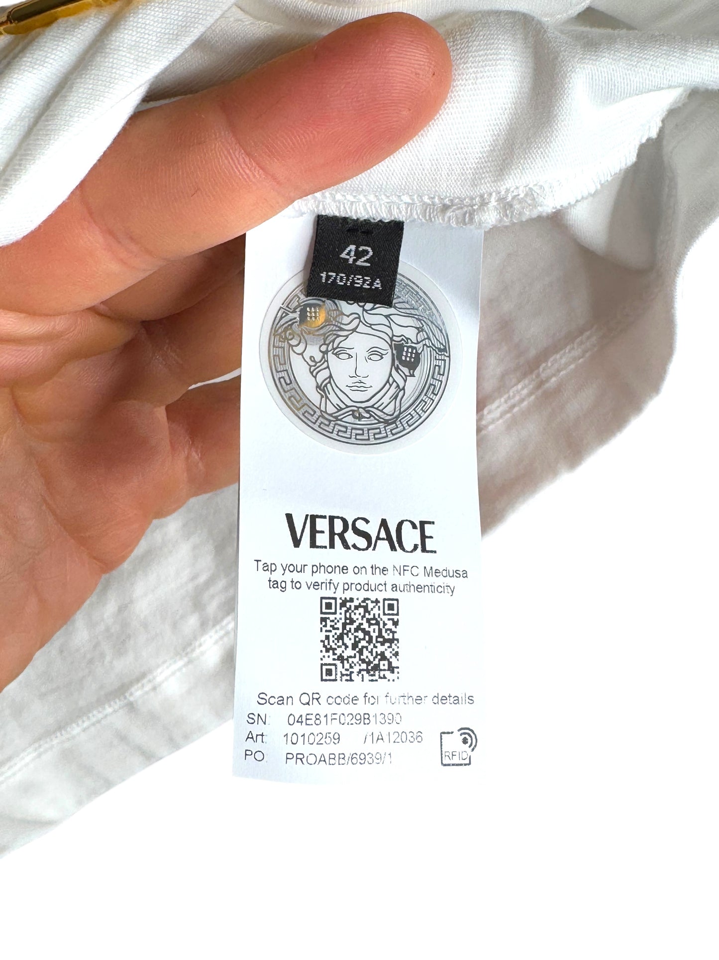 T-shirt crop Versace con logo e spilla Medusa dorata – Taglia 42 – Nuova con cartellino