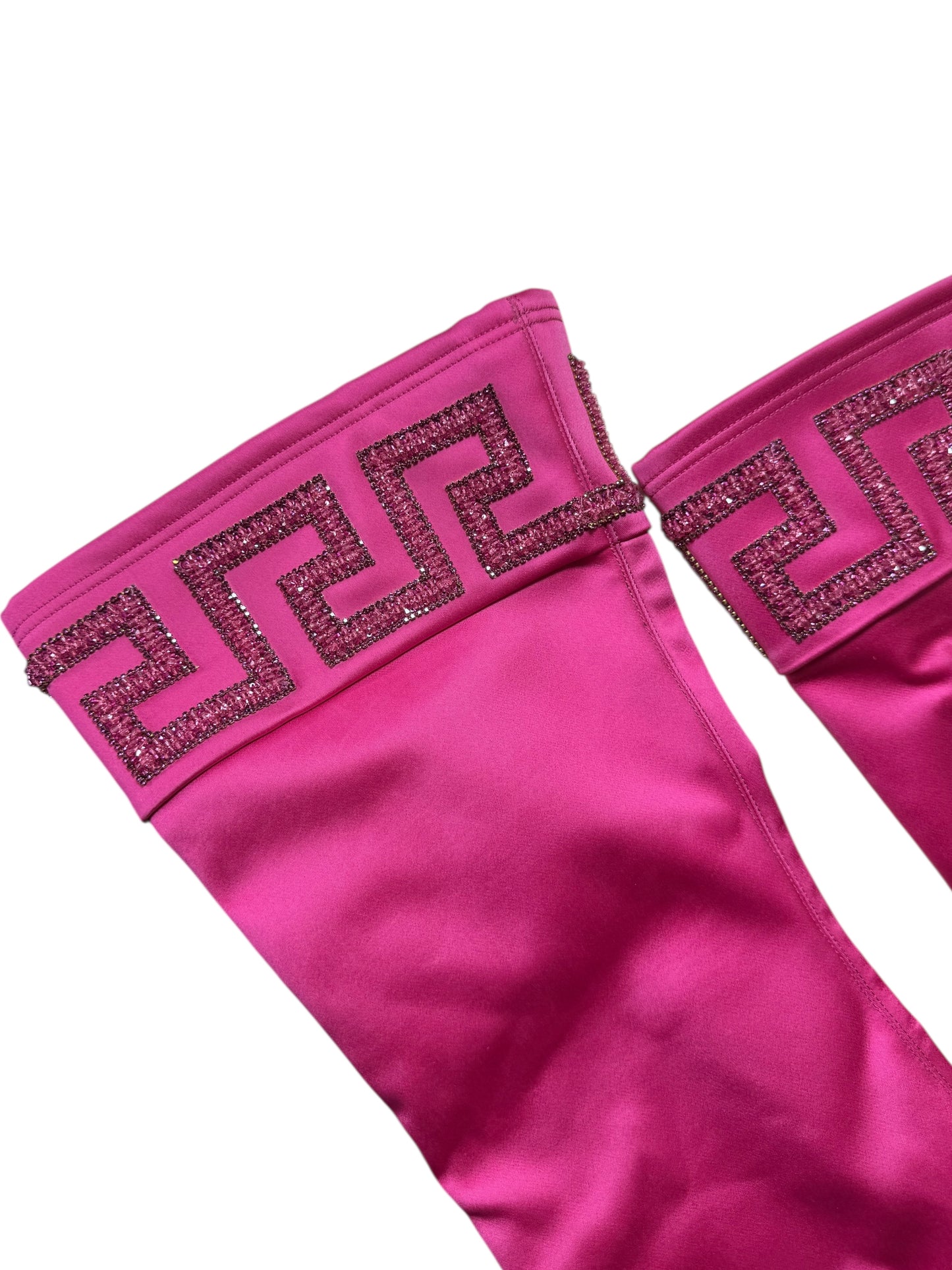Stivali alti Versace fucsia in satin con tacco a spillo e greca di strass – Nuovi, taglia 40