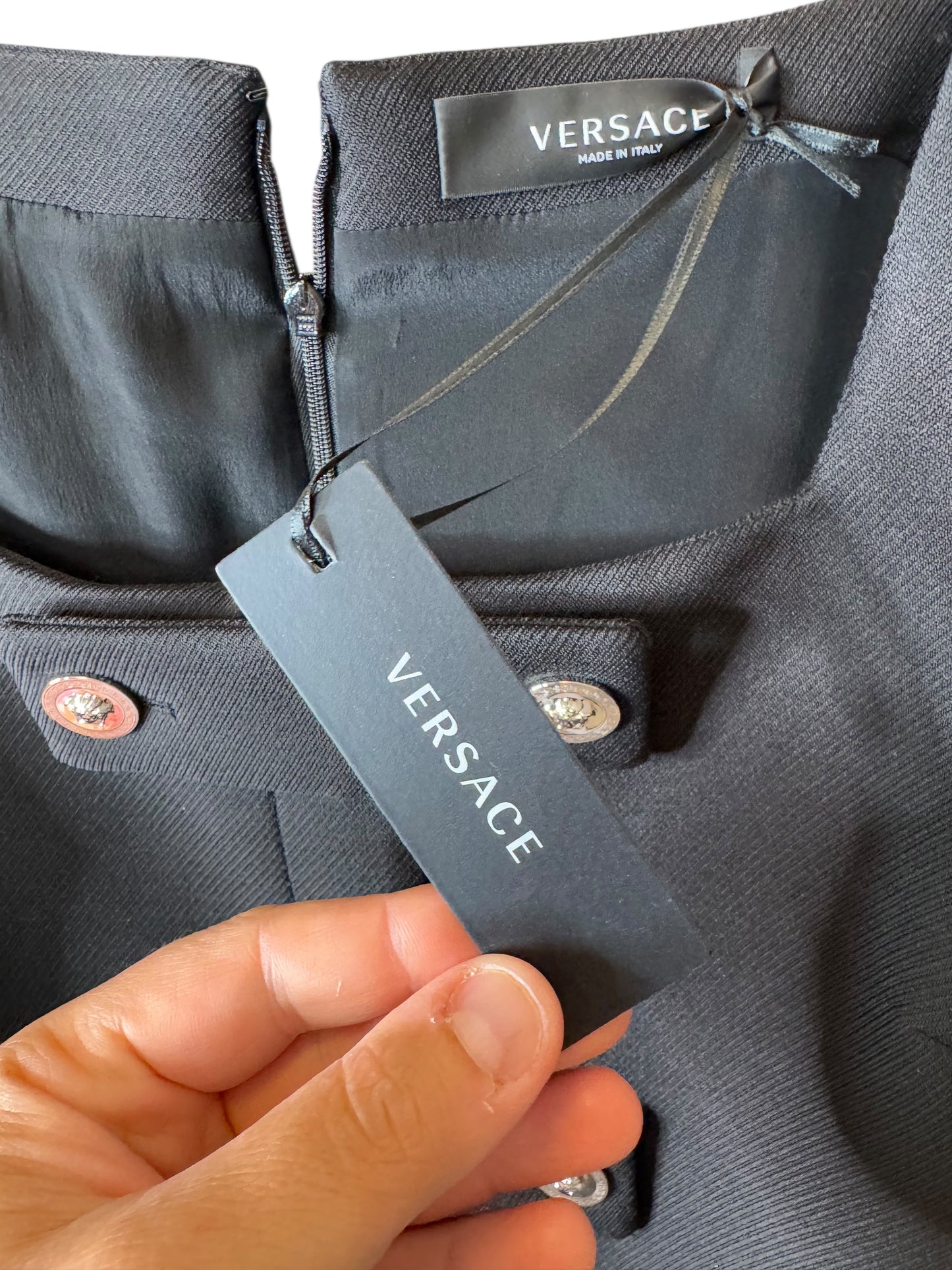 Abito mini nero Versace con bottoni Medusa – Taglia IT 48, Nuovo con etichette