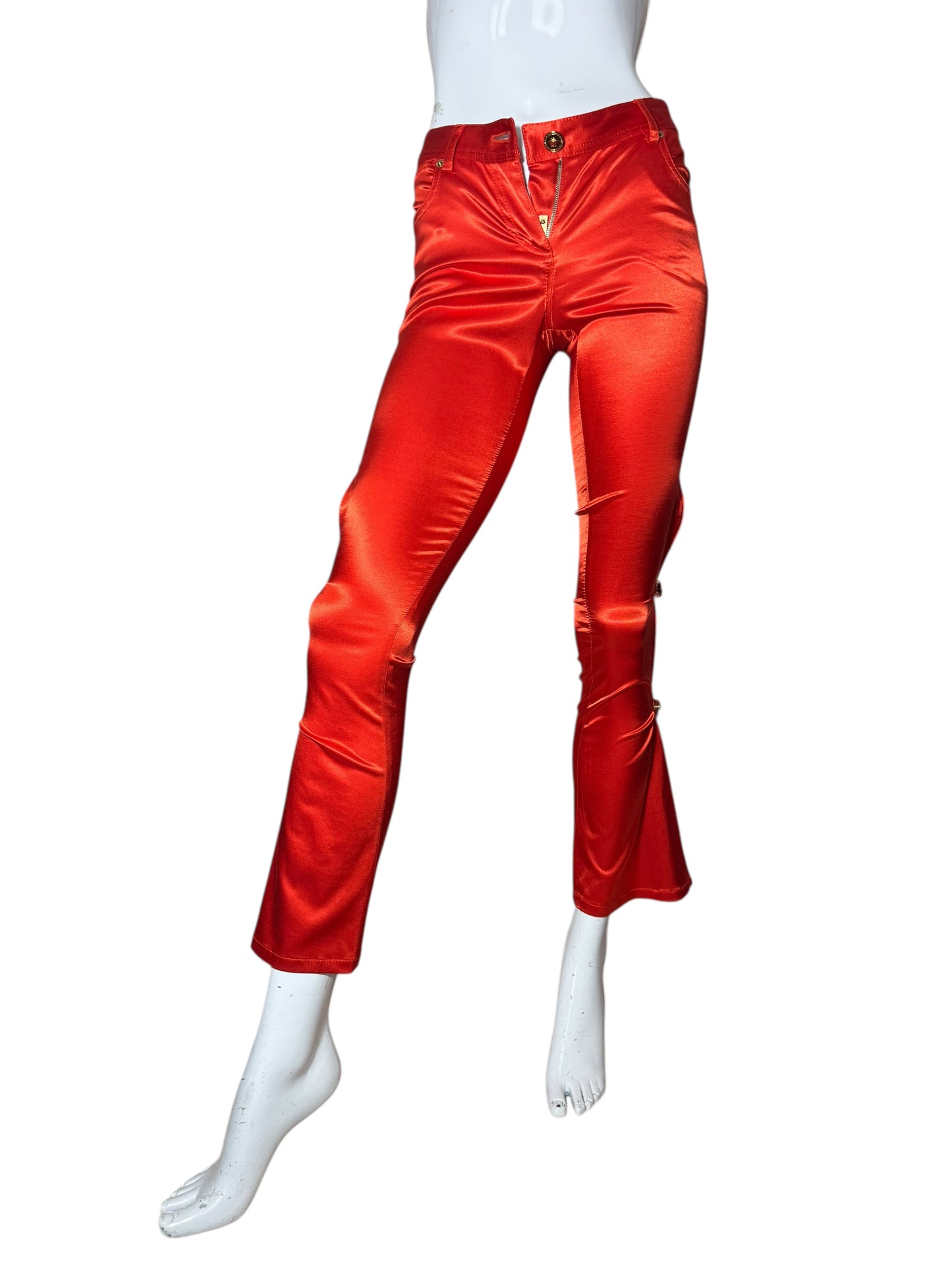 Pantaloni rossi satinati Versace con spacchi laterali e bottoni Medusa – Taglia 38