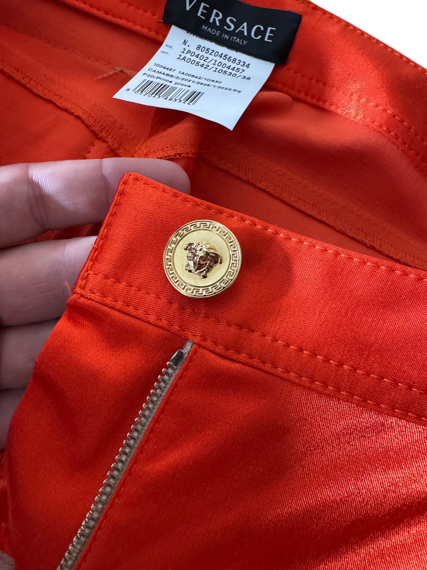 Pantaloni rossi satinati Versace con spacchi laterali e bottoni Medusa – Taglia 38