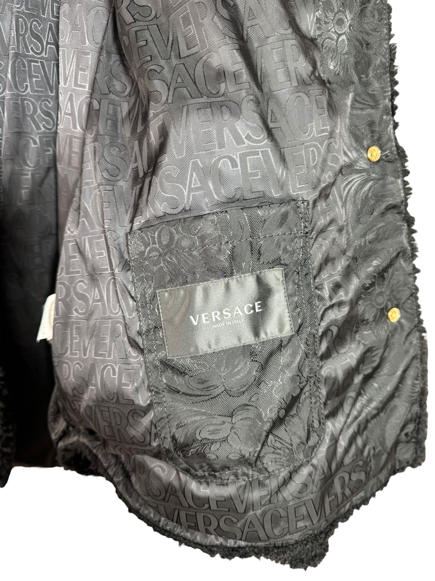 Giacca Versace nera in eco shearling con inserti jacquard