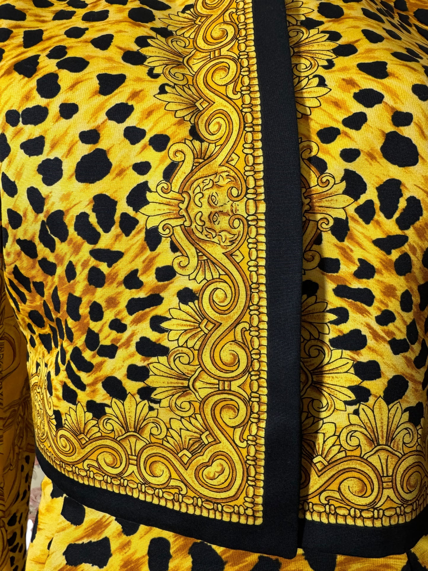 Completo vintage Istante by Gianni Versace anni ’90 – Giacca + Gonna con stampa barocca e animalier