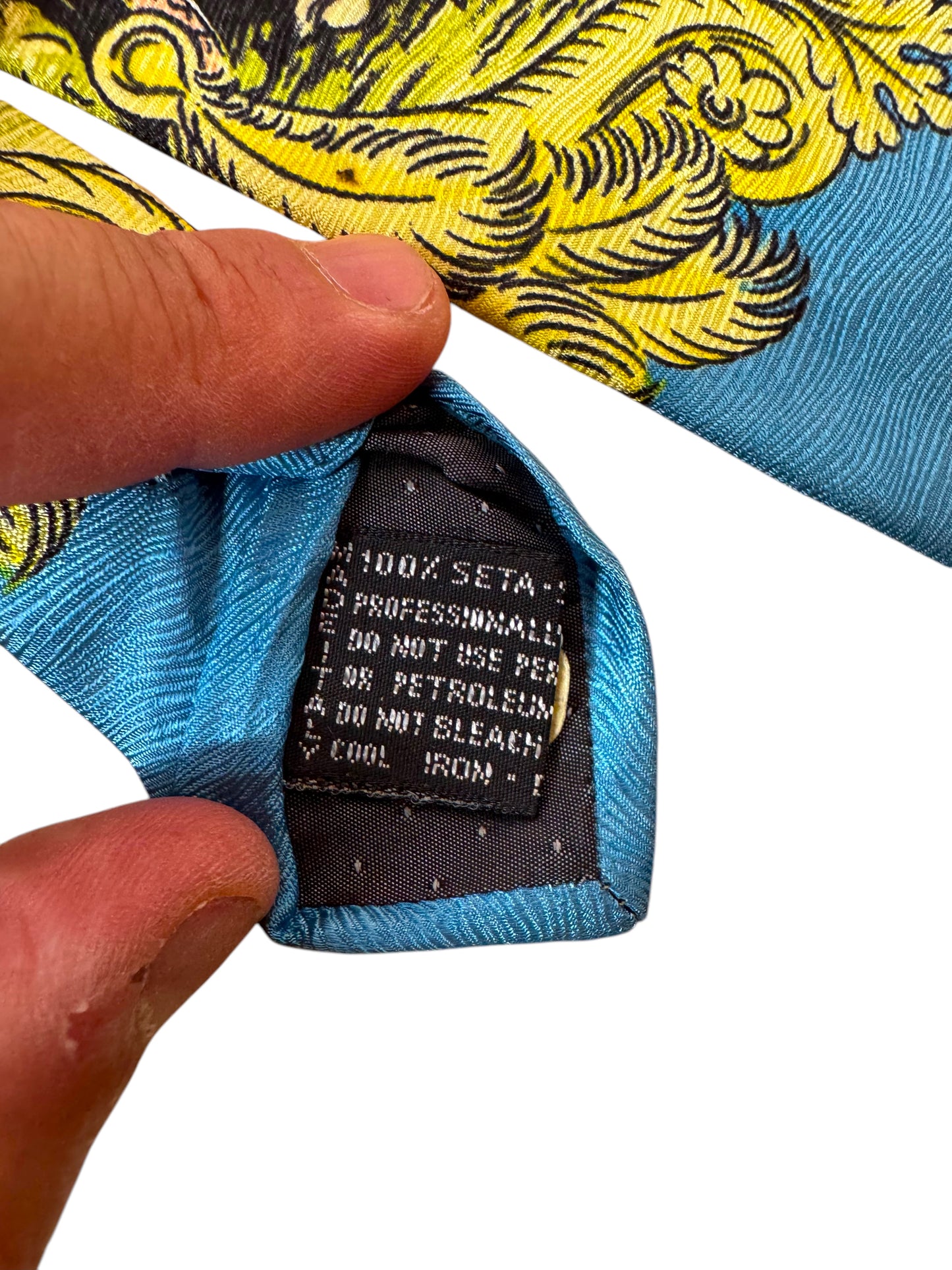 Cravatta Gianni Versace Vintage in Seta – Motivo Barocco con Figure Indiane