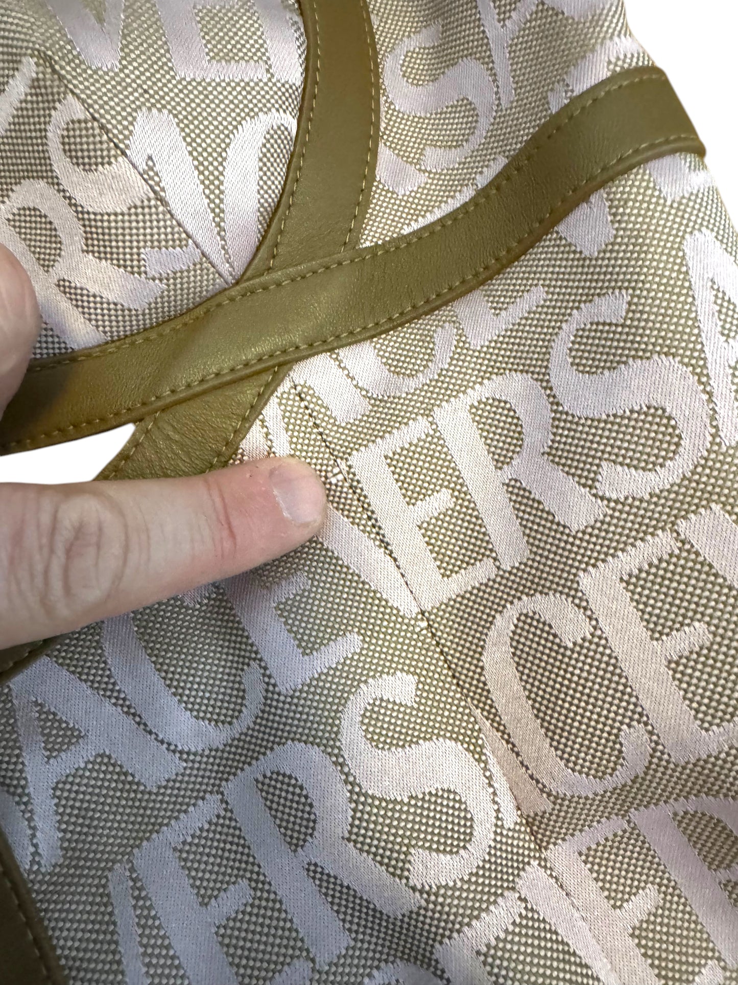 Versace Abito Mini in Tessuto Logato con Dettagli in Pelle e Accessori Iconici Medusa