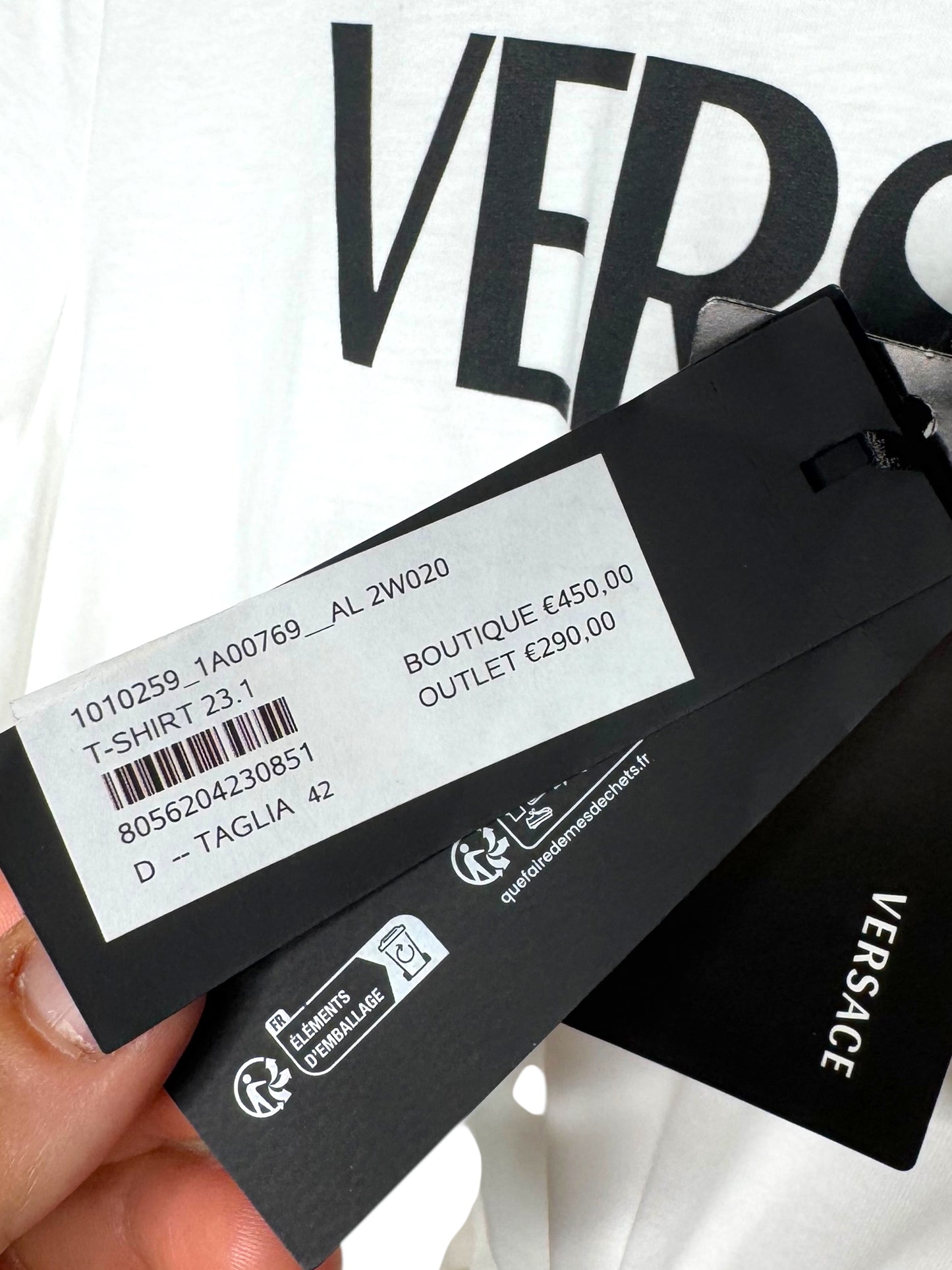 T-shirt crop Versace con logo e spilla Medusa dorata – Taglia 42 – Nuova con cartellino