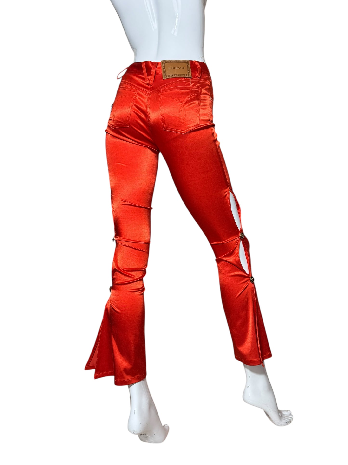 Pantaloni rossi satinati Versace con spacchi laterali e bottoni Medusa – Taglia 38