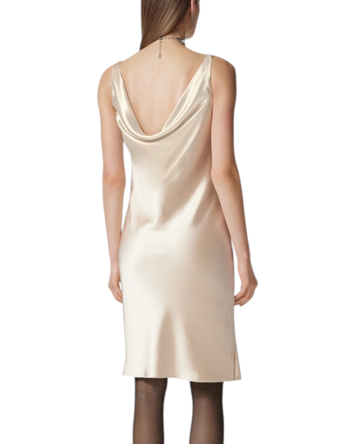 Vestito Versace in raso champagne con scollo drappeggiato e dettagli metallici