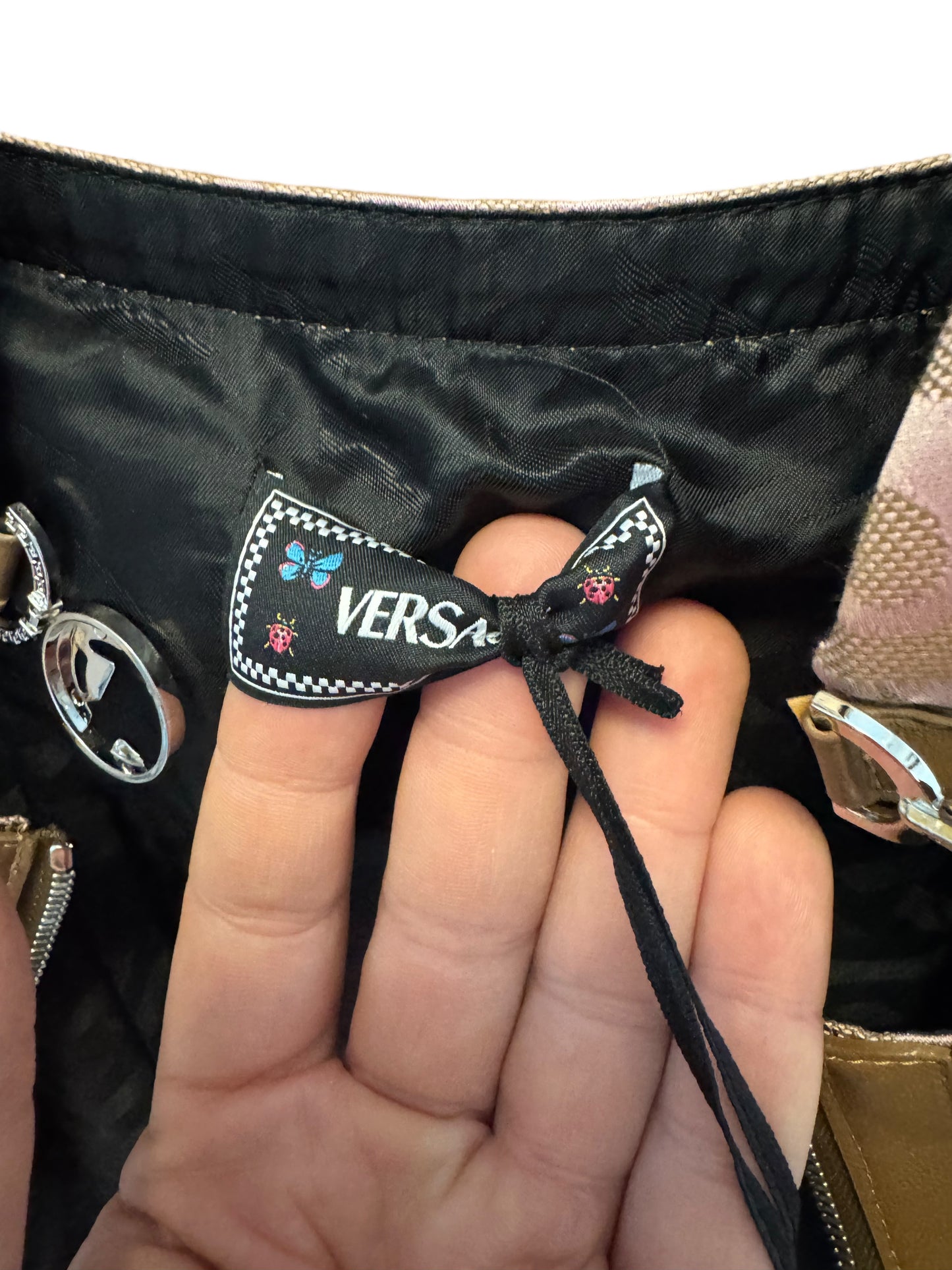 Versace Abito Mini in Tessuto Logato con Dettagli in Pelle e Accessori Iconici Medusa