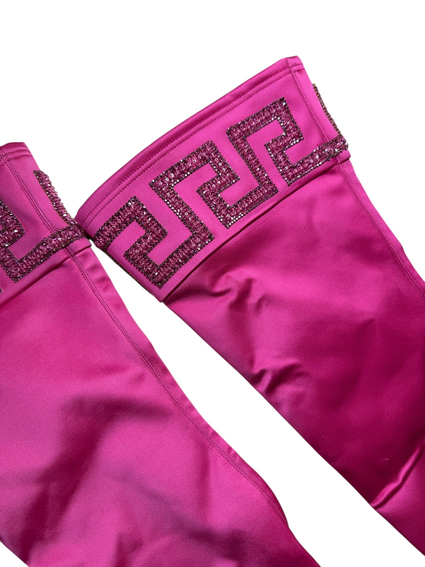 Stivali alti Versace fucsia in satin con tacco a spillo e greca di strass – Nuovi, taglia 40