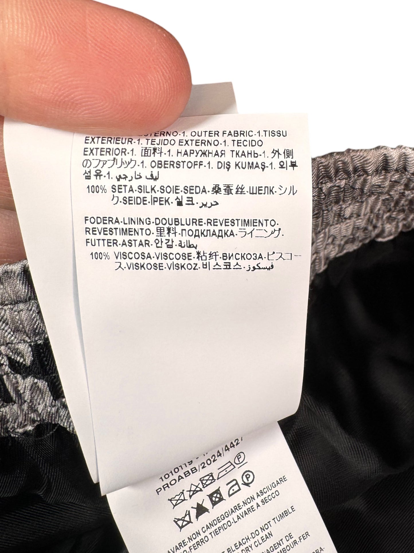 Shorts Versace in seta stampa barocca nero e argento, nuovi con cartellino