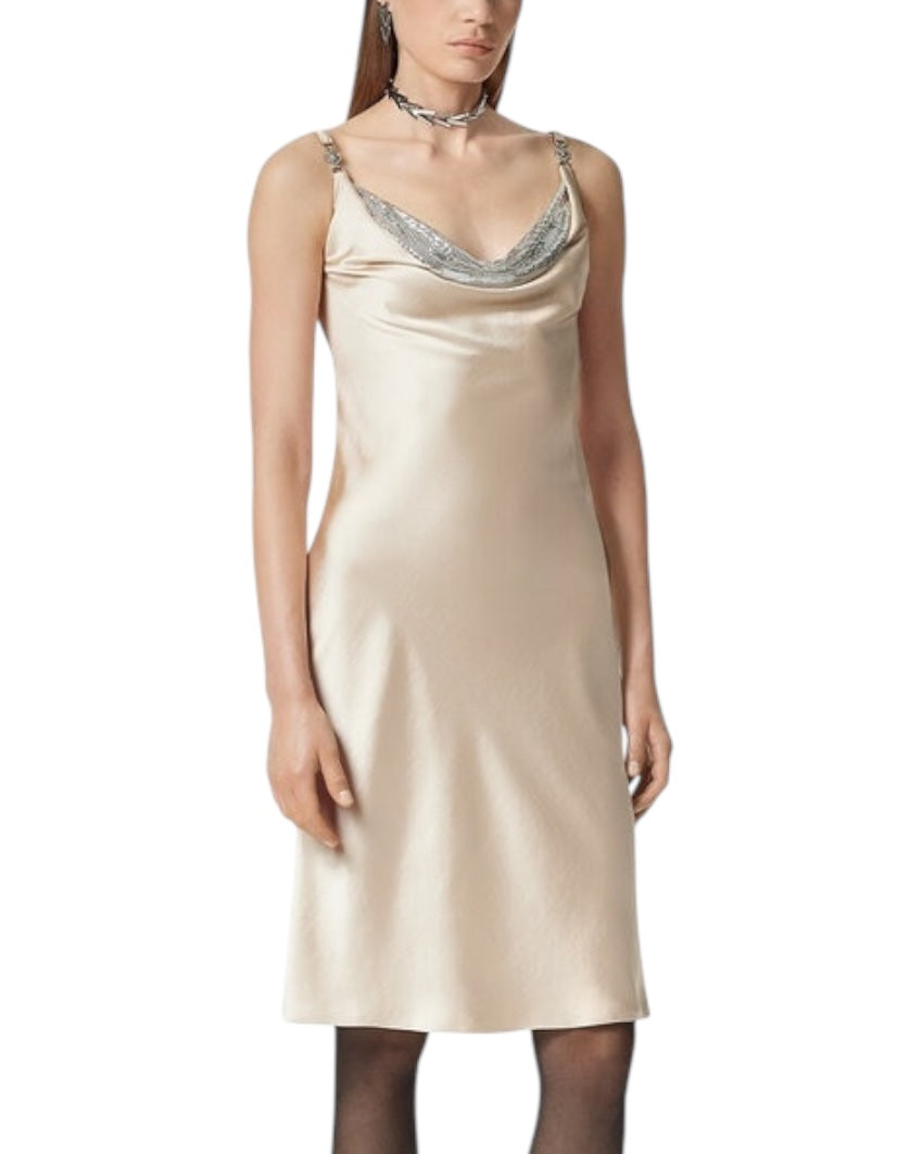 Vestito Versace in raso champagne con scollo drappeggiato e dettagli metallici