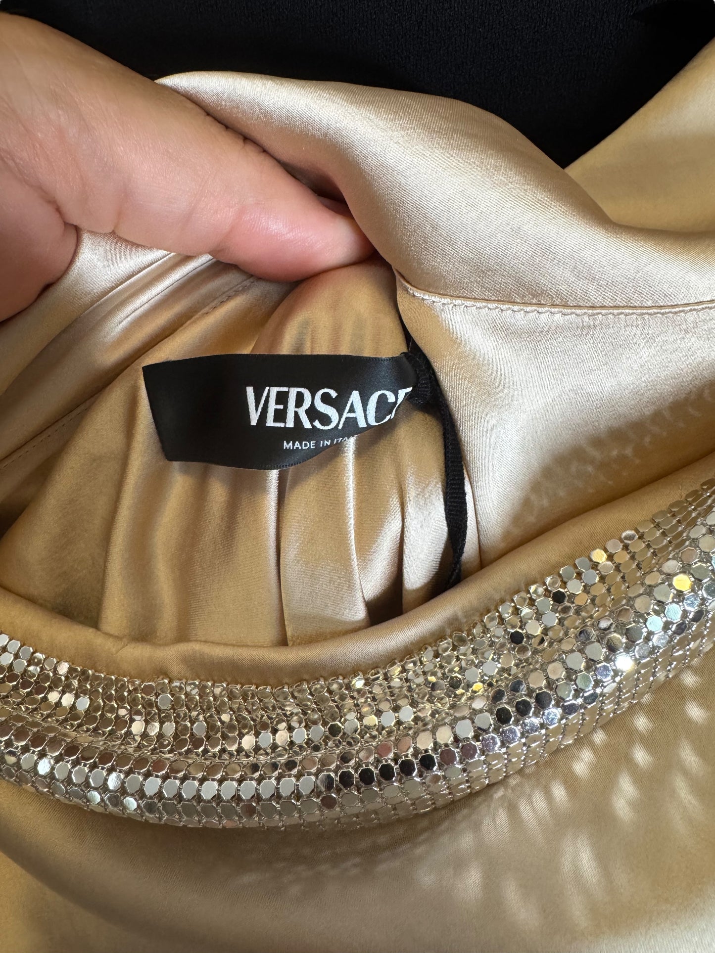 Vestito Versace in raso champagne con scollo drappeggiato e dettagli metallici