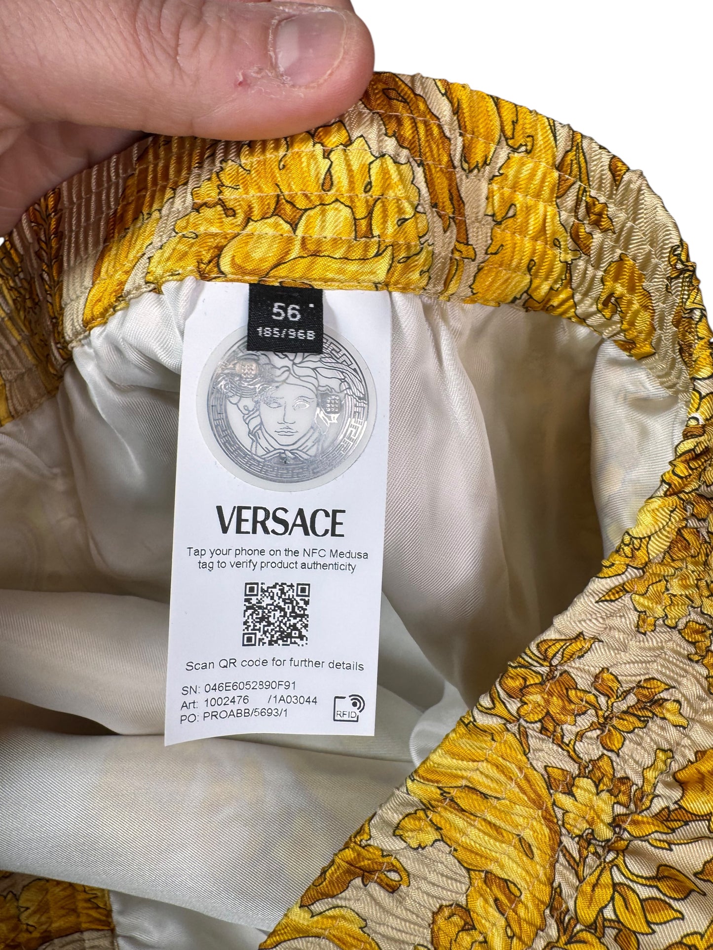 Shorts Versace in seta stampa barocca oro su bianco, nuovi con cartellino