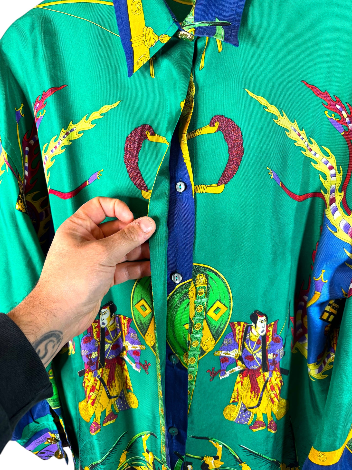 Camicia Gianni Versace Sport vintage in seta stampa Samurai – Made in Italy.