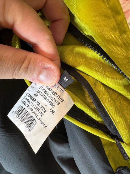 Giacca Versace Milano gialla con motivo Barocco tono su tono – Taglia 48