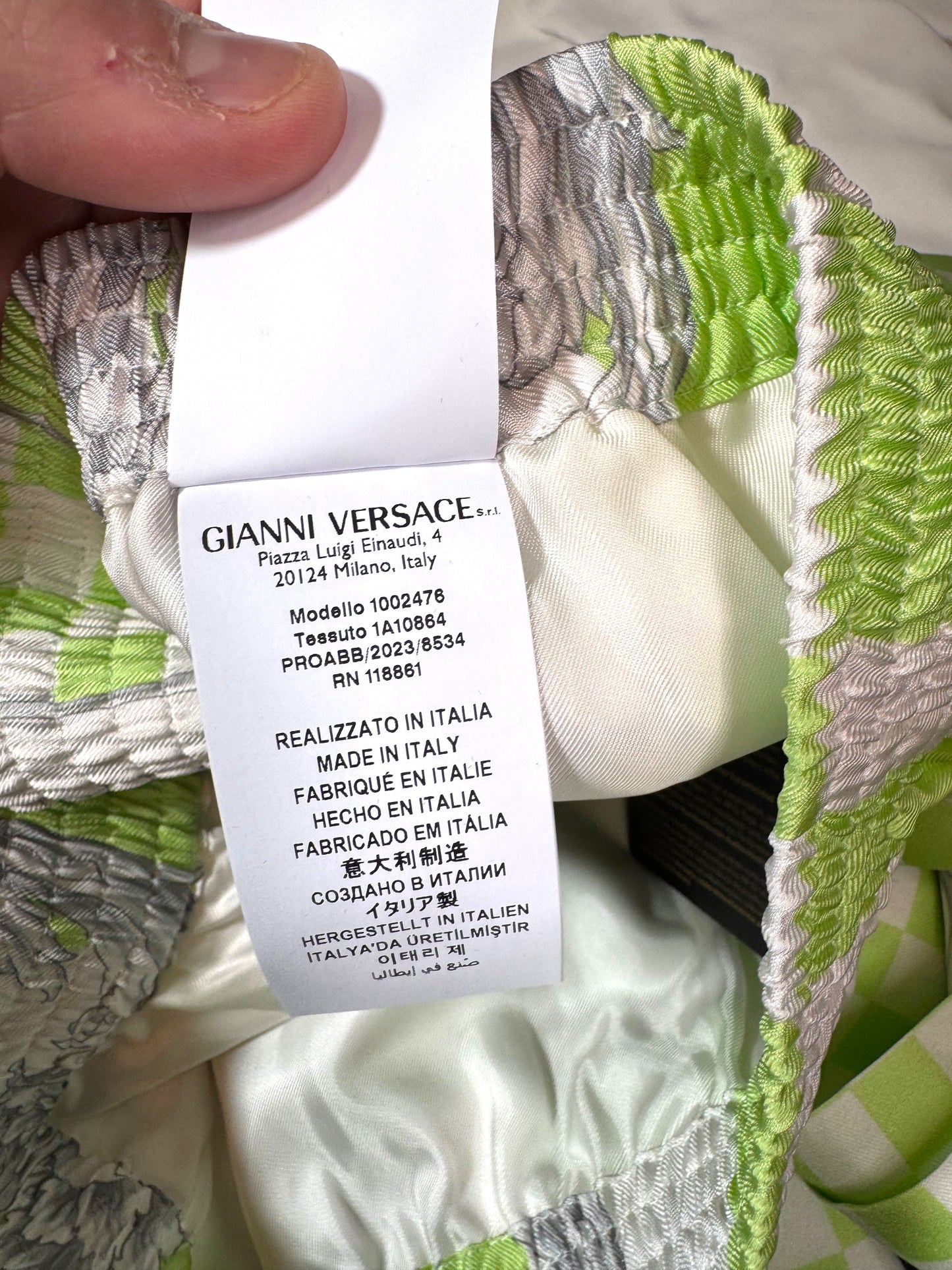 Shorts Versace in seta stampata verde, nuovi con cartellino, Made in Italy