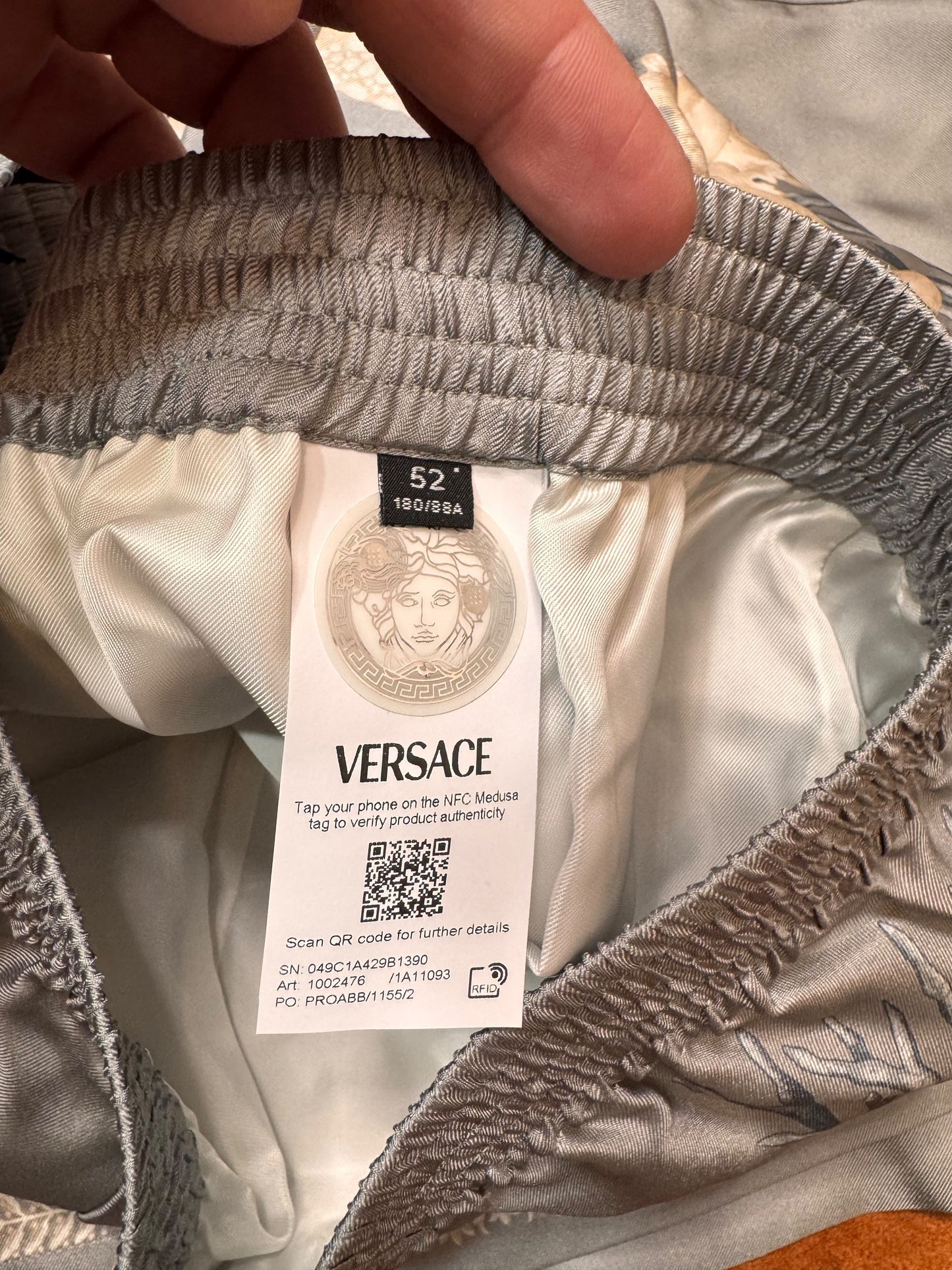 Shorts Versace in seta stampata, nuovi con cartellino, Made in Italy (XL)
