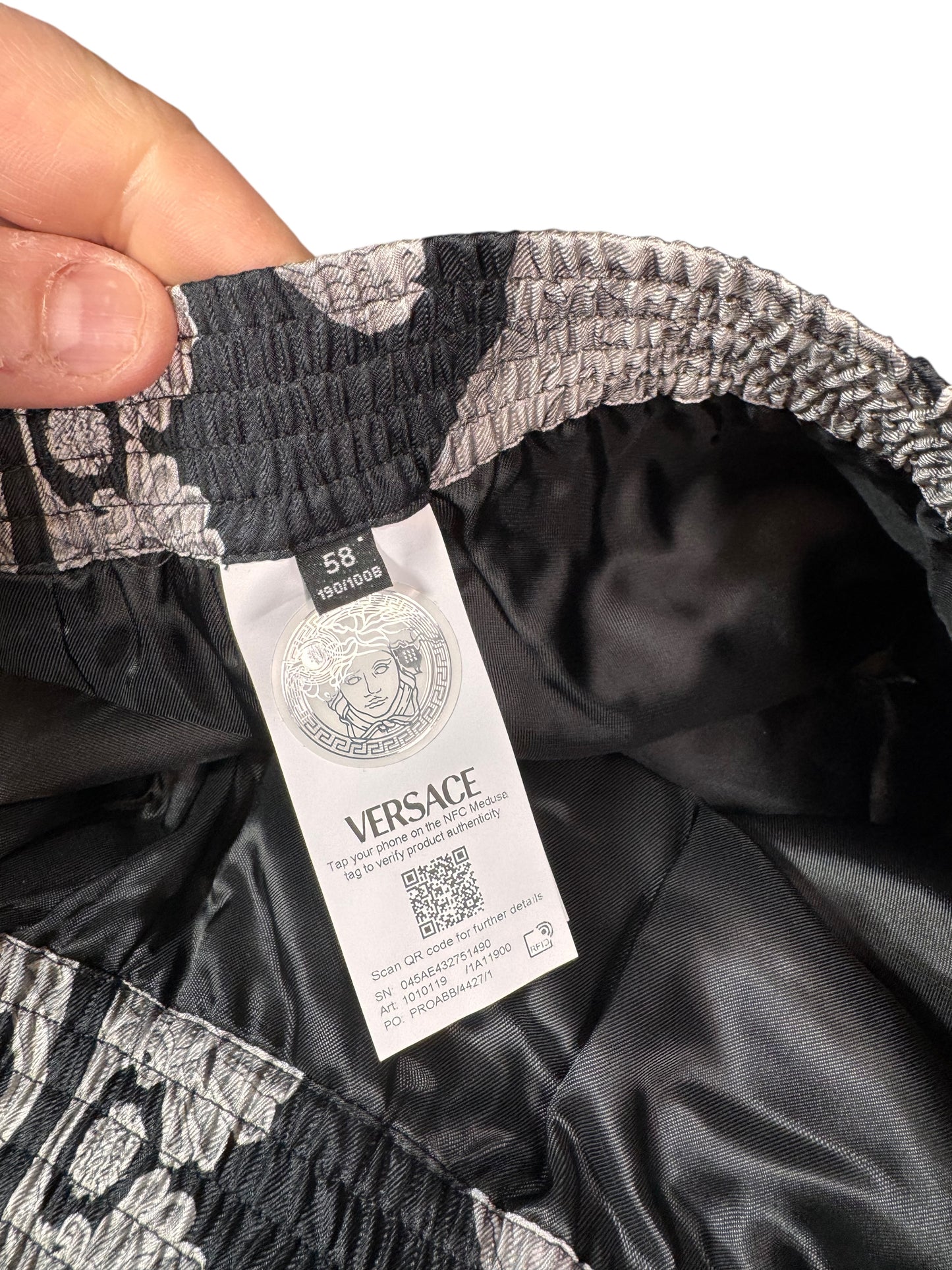 Shorts Versace in seta stampa barocca nero e argento, nuovi con cartellino
