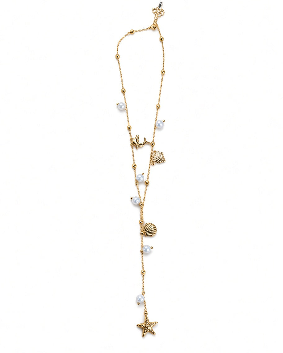 Collana dorata con charms marini e perle