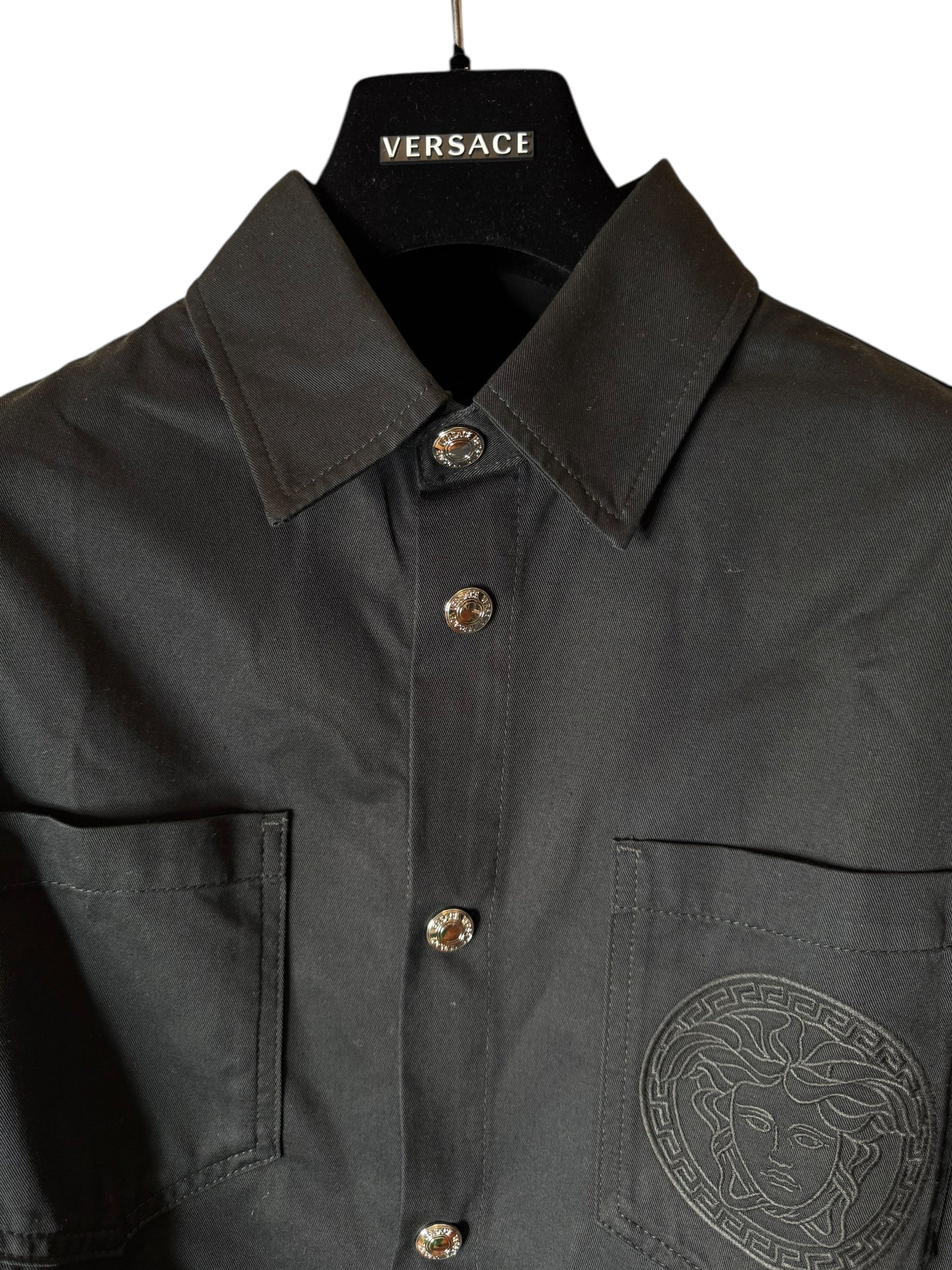 Camicia overshirt Versace nera con logo Medusa ricamato – Taglia 50.