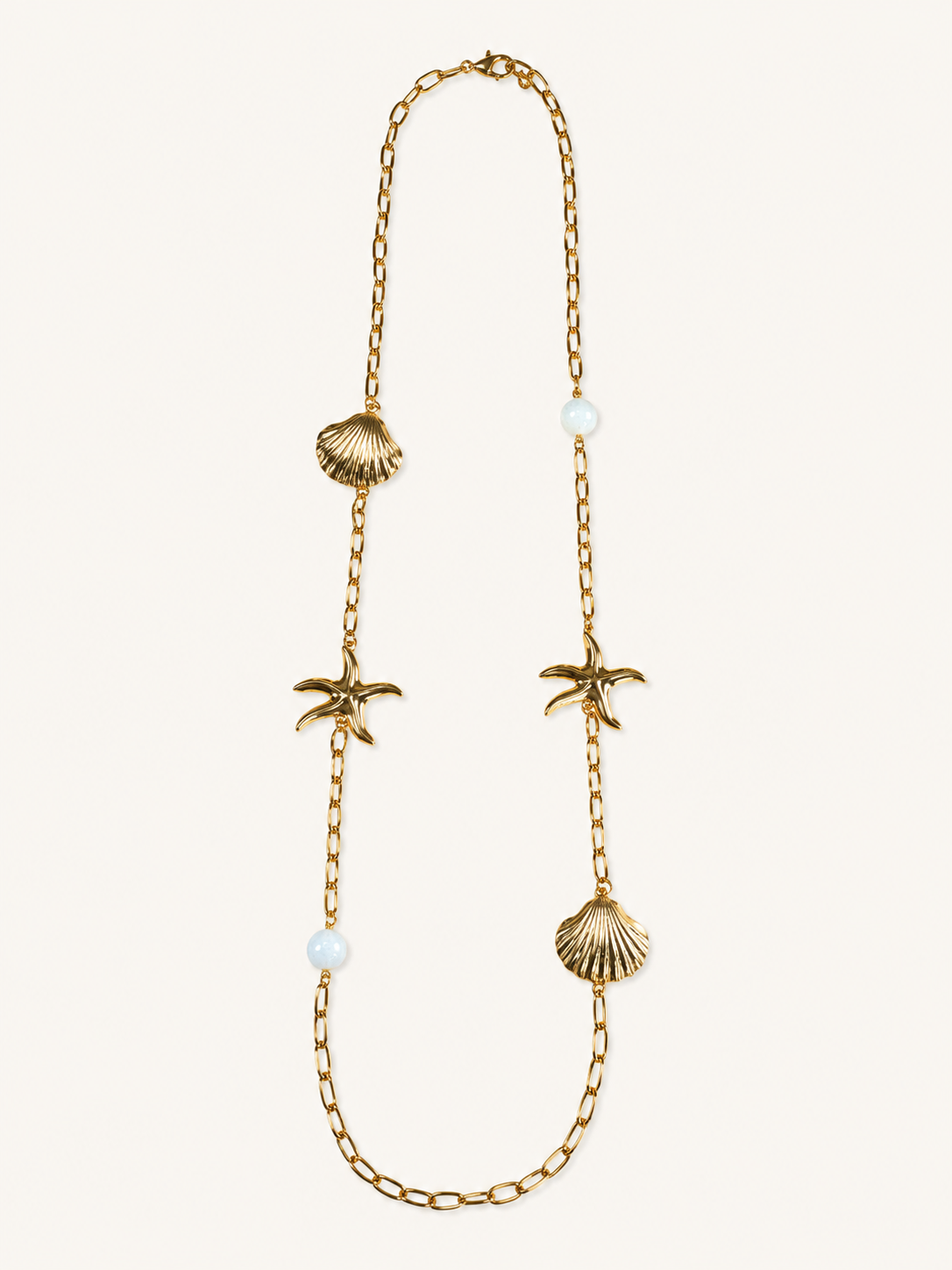 Collana lunga dorata con conchiglie, stelle marine e perle bianche