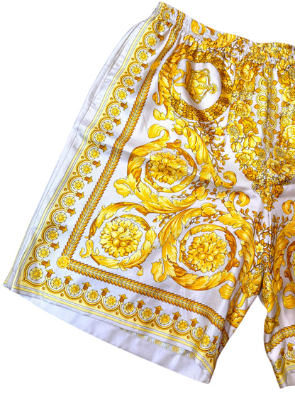 Shorts Versace in seta stampa barocca oro su bianco, nuovi con cartellino