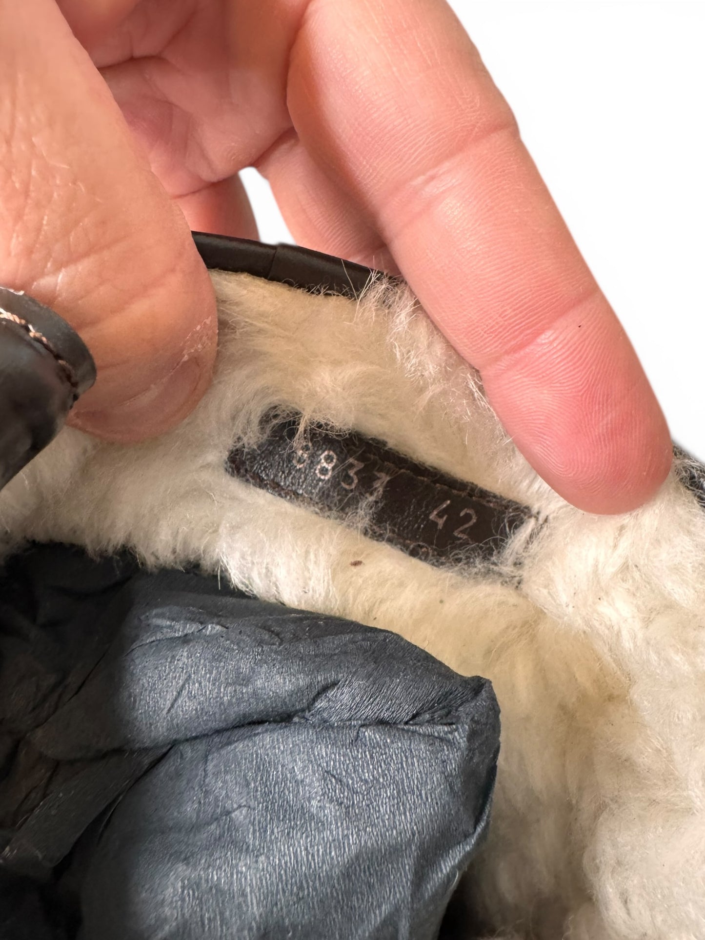 Stivaletti Versace in crosta e vitello ebano con interno in shearling Tg 42 — foto 13