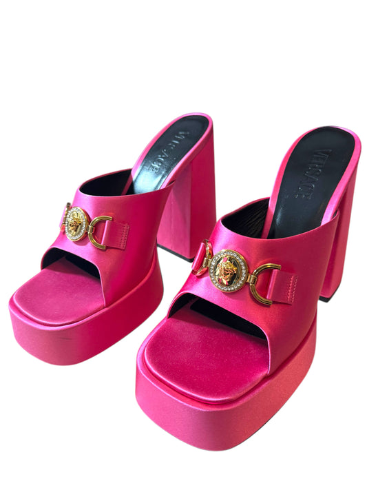 Versace Mules Donna Fucsia in Satin con Logo Medusa – Tacco Alto – Made in Italy