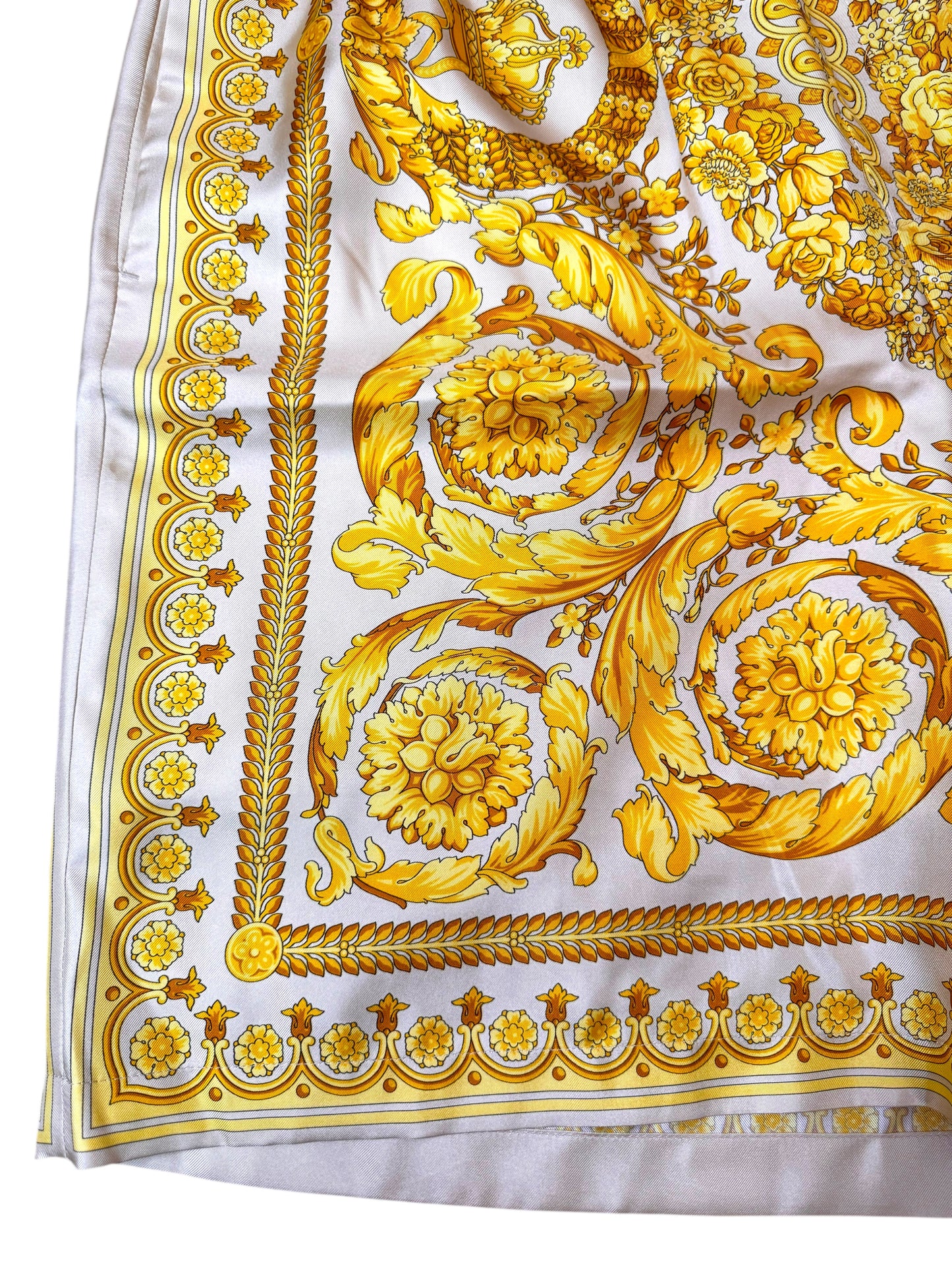 Shorts Versace in seta stampa barocca oro su bianco, nuovi con cartellino