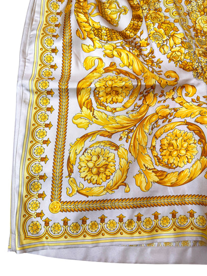 Shorts Versace in seta stampa barocca oro su bianco, nuovi con cartellino