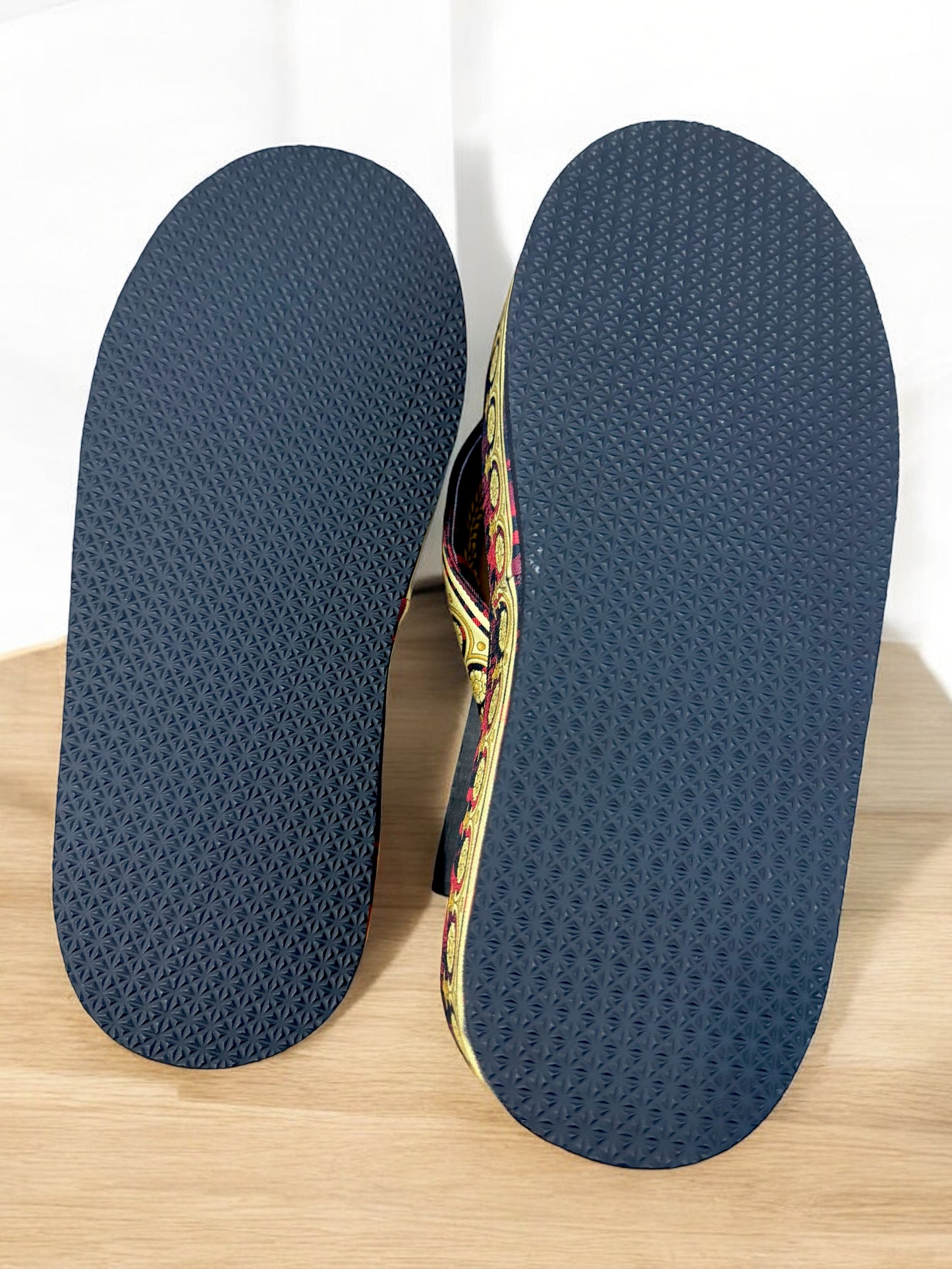Versace infradito tema barocco
