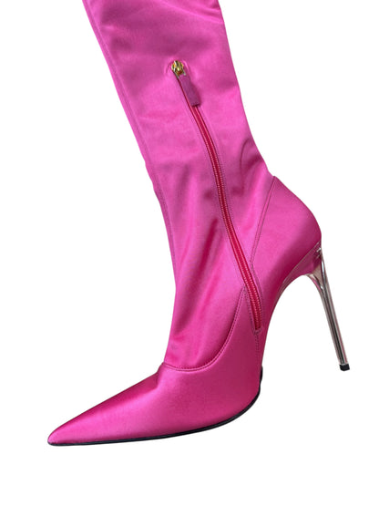 Stivali alti Versace fucsia in satin con tacco a spillo e greca di strass – Nuovi, taglia 40