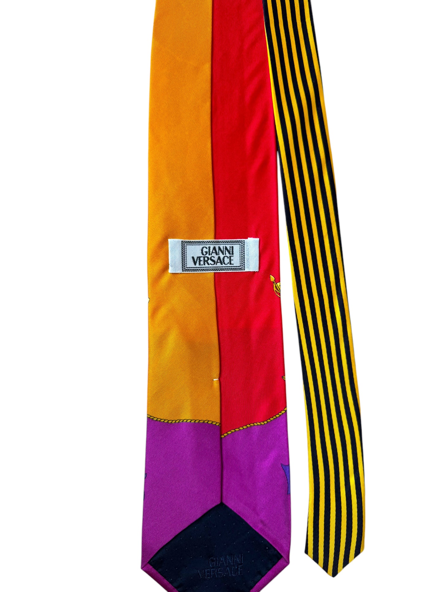 Cravatta Gianni Versace Vintage – Stile Regale con Stendardi, Bandiere e Simboli Araldici