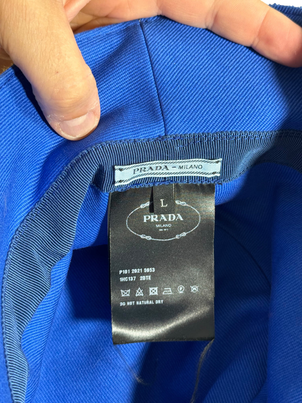 Prada cappello bucket in spugna rigata blu e giallo con logo triangolo — foto 5
