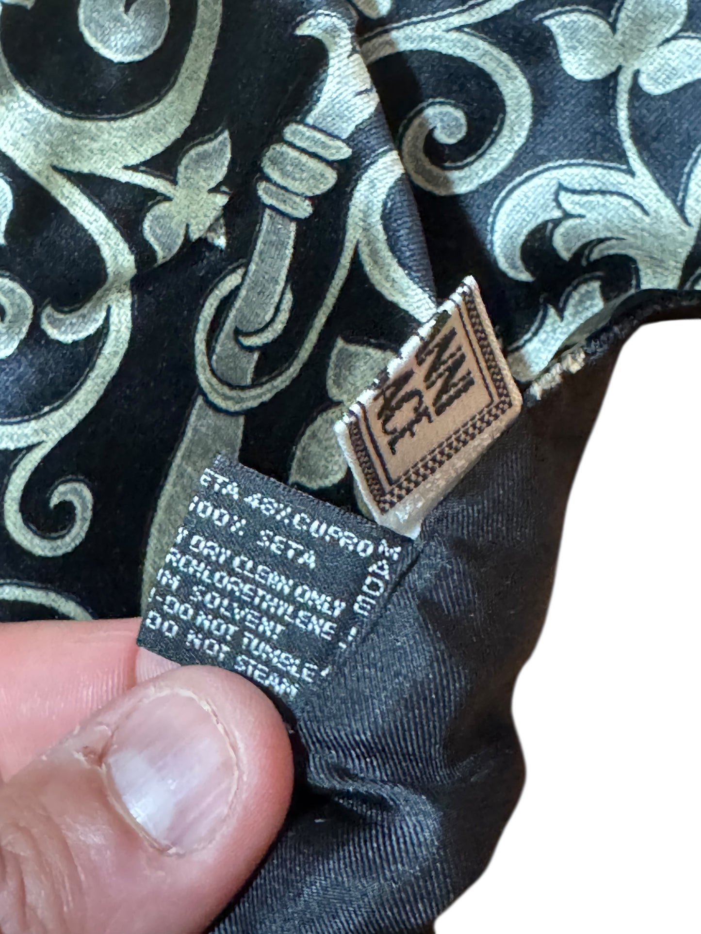 Sciarpa Gianni Versace Vintage in seta e cupro – Baroque Nero/Oro – Frange