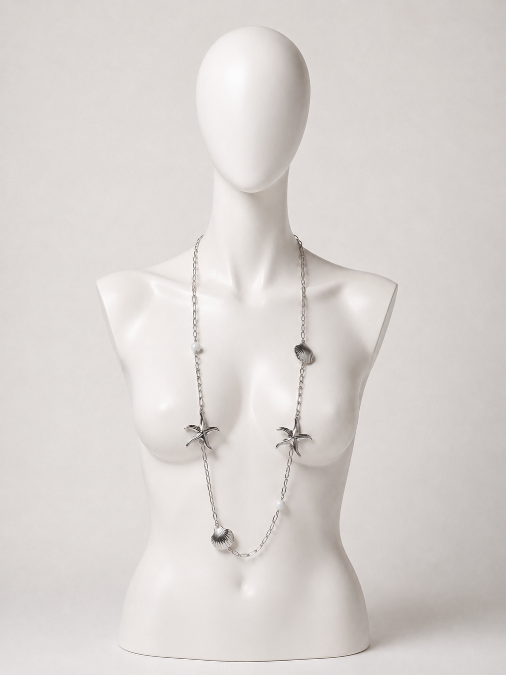 Collana lunga argentata con conchiglie e stelle marine